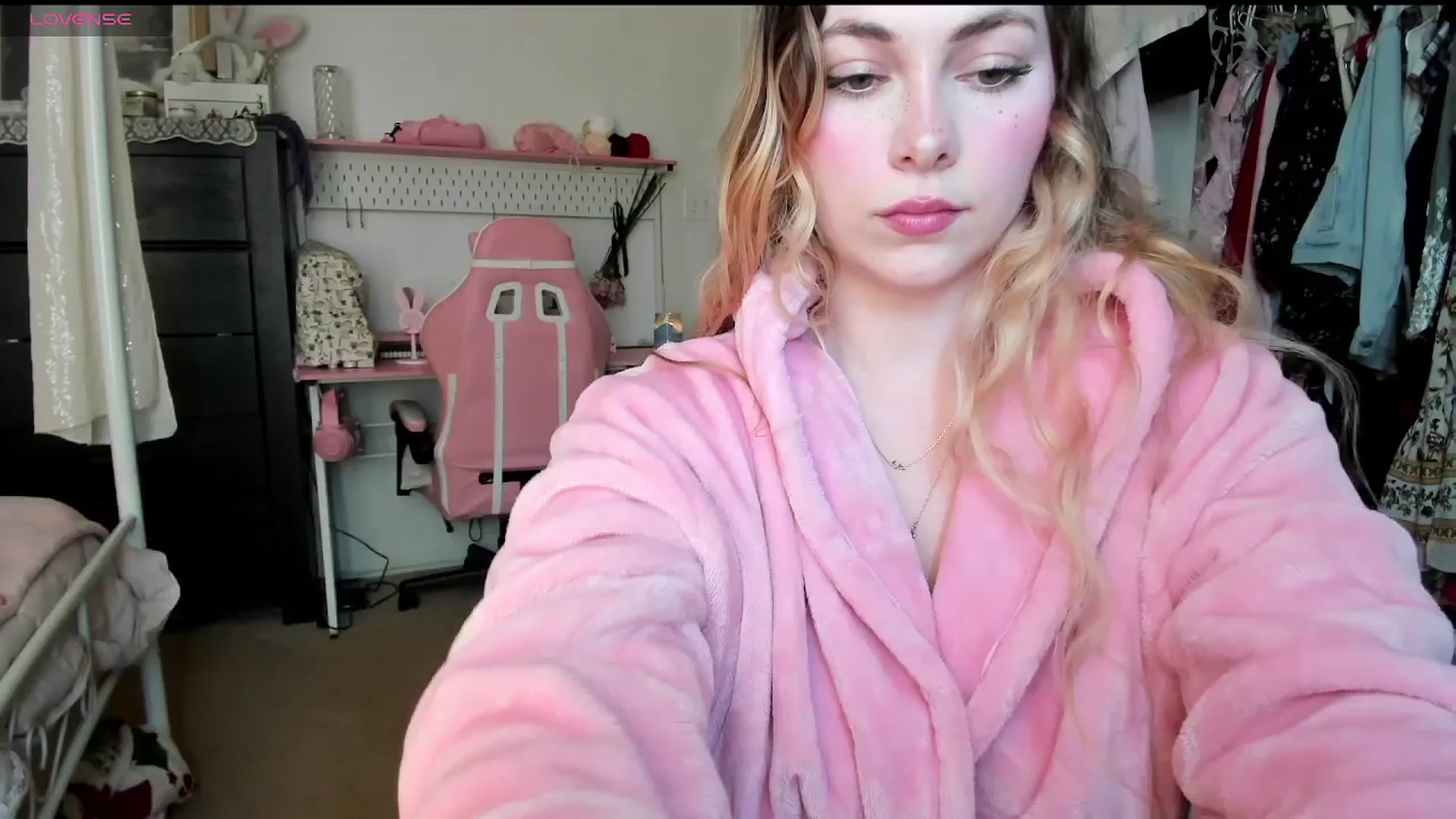 Gallery image thumbnail from lolypopbubble's myfreecams stream on, 04/14/2025, 21:07 image 8 of 20