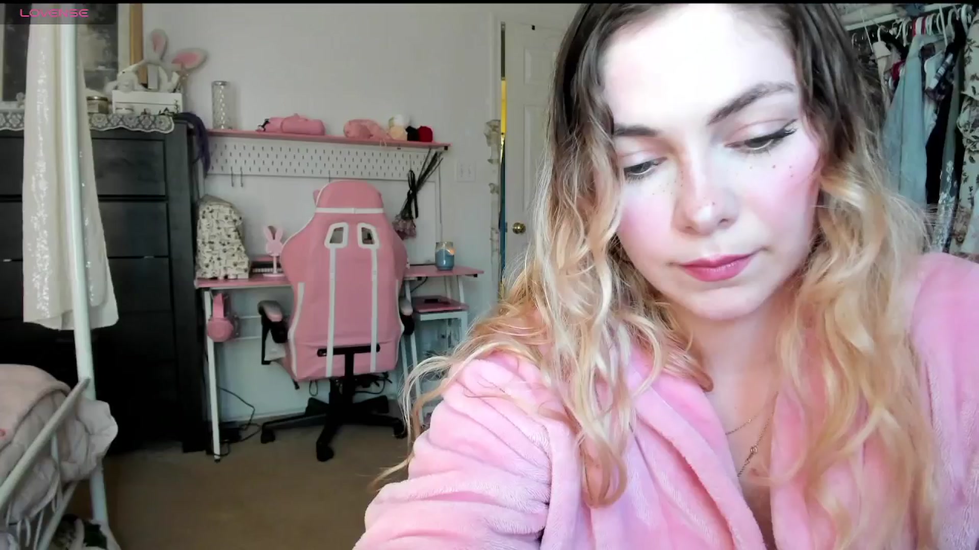 Gallery image thumbnail from lolypopbubble's myfreecams stream on, 04/14/2025, 21:07 image 17 of 20