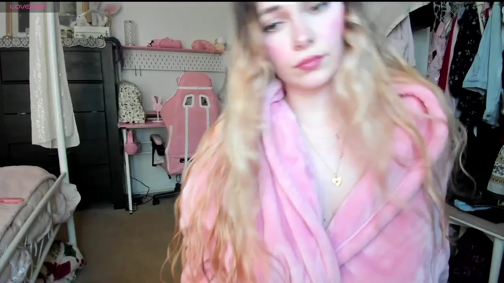 Gallery image thumbnail from lolypopbubble's myfreecams stream on, 04/14/2025, 21:07 image 10 of 20