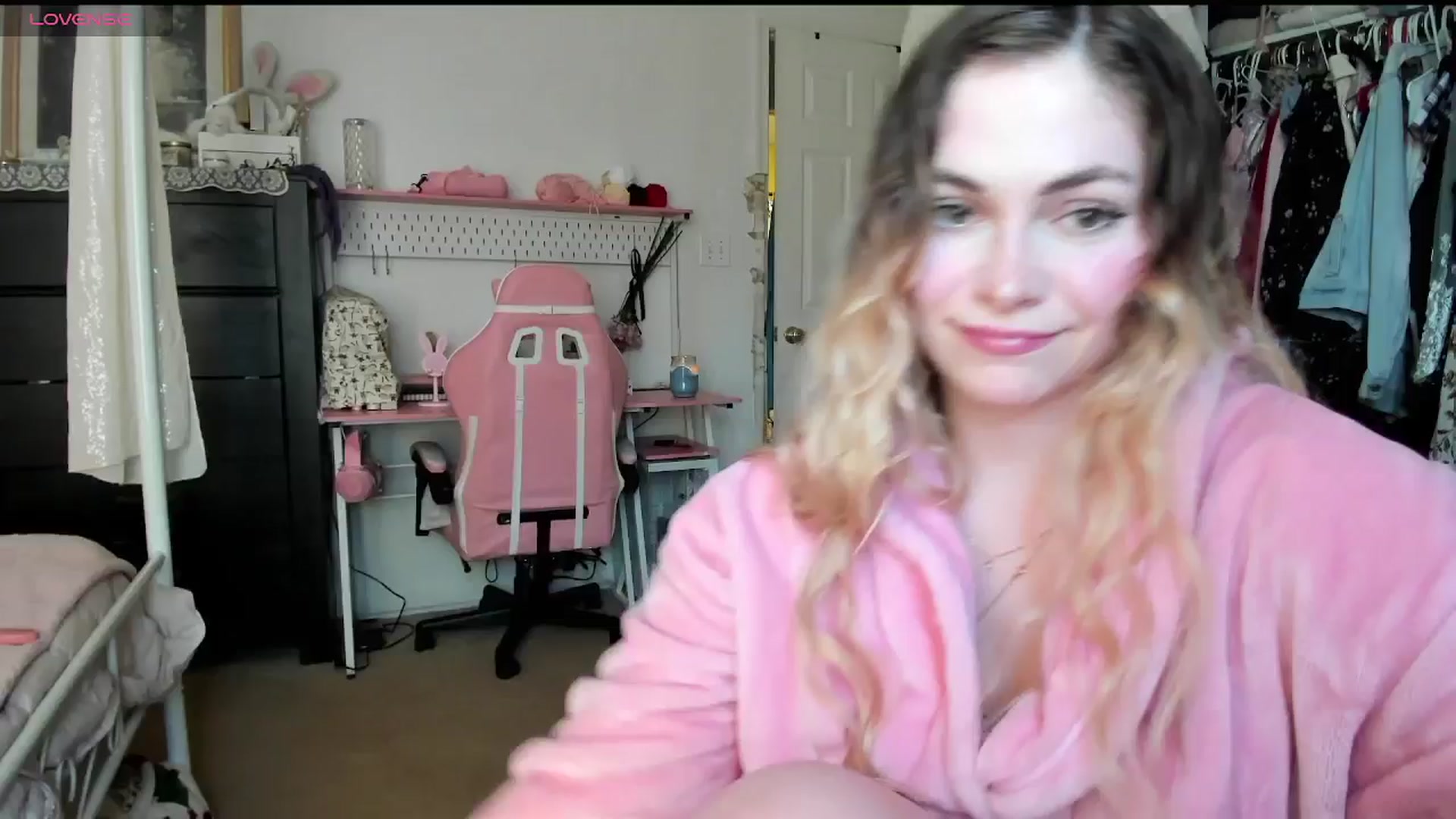 Gallery image thumbnail from lolypopbubble's myfreecams stream on, 04/14/2025, 21:07 image 15 of 20