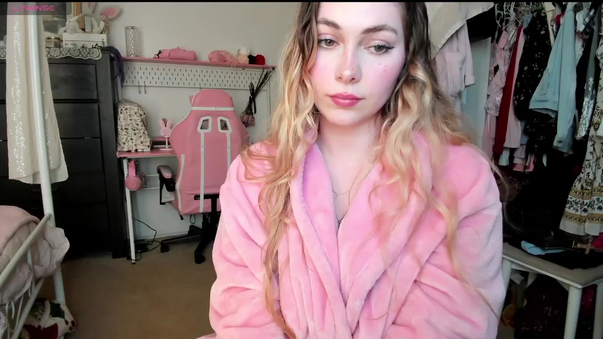 Gallery image thumbnail from lolypopbubble's myfreecams stream on, 04/14/2025, 21:07 image 7 of 20