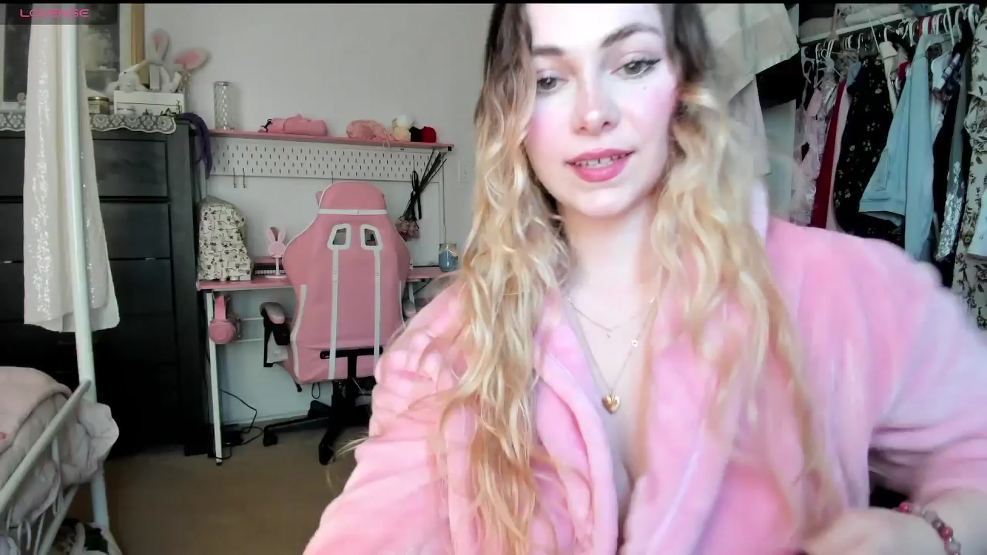 Gallery image thumbnail from lolypopbubble's myfreecams stream on, 04/14/2025, 21:07 image 19 of 20