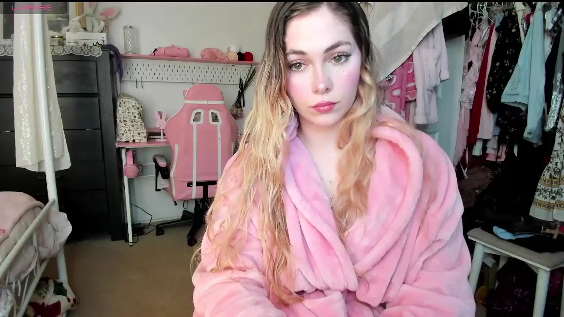 Gallery image thumbnail from lolypopbubble's myfreecams stream on, 04/14/2025, 21:07 image 2 of 20
