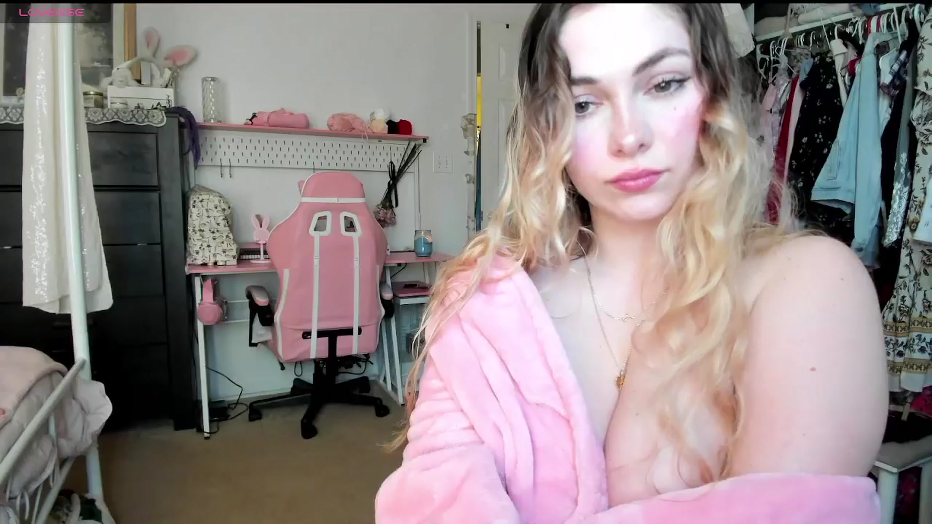 Gallery image thumbnail from lolypopbubble's myfreecams stream on, 04/14/2025, 21:07 image 20 of 20