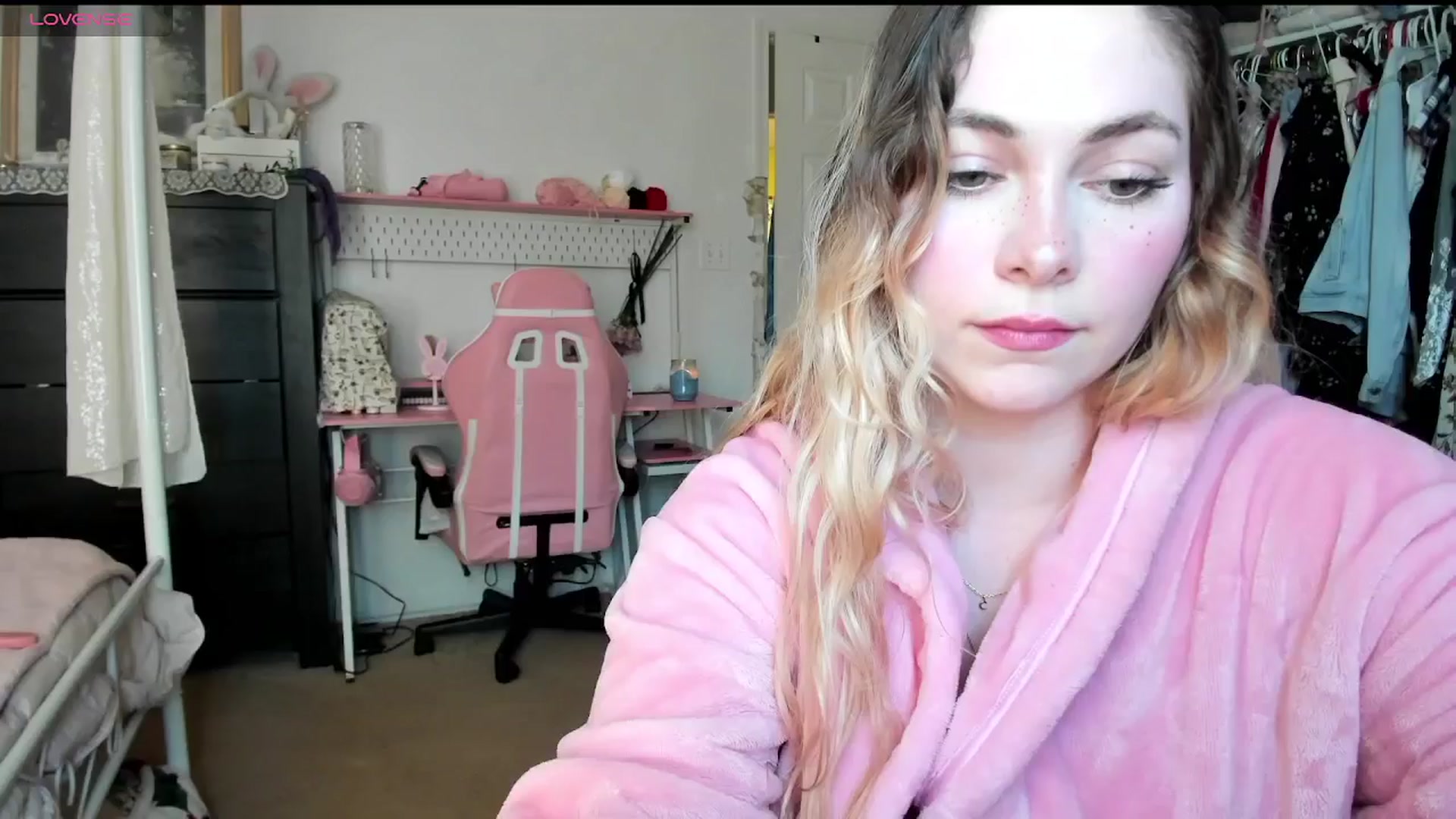 Gallery image thumbnail from lolypopbubble's myfreecams stream on, 04/14/2025, 21:07 image 14 of 20