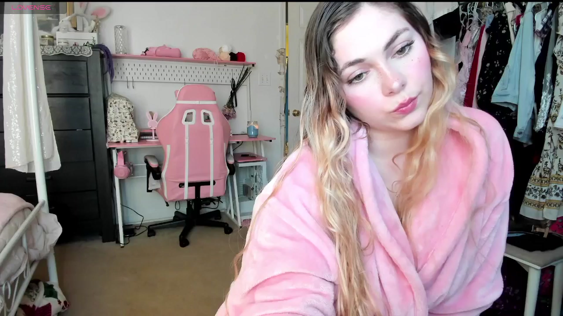 Gallery image thumbnail from lolypopbubble's myfreecams stream on, 04/14/2025, 21:07 image 4 of 20