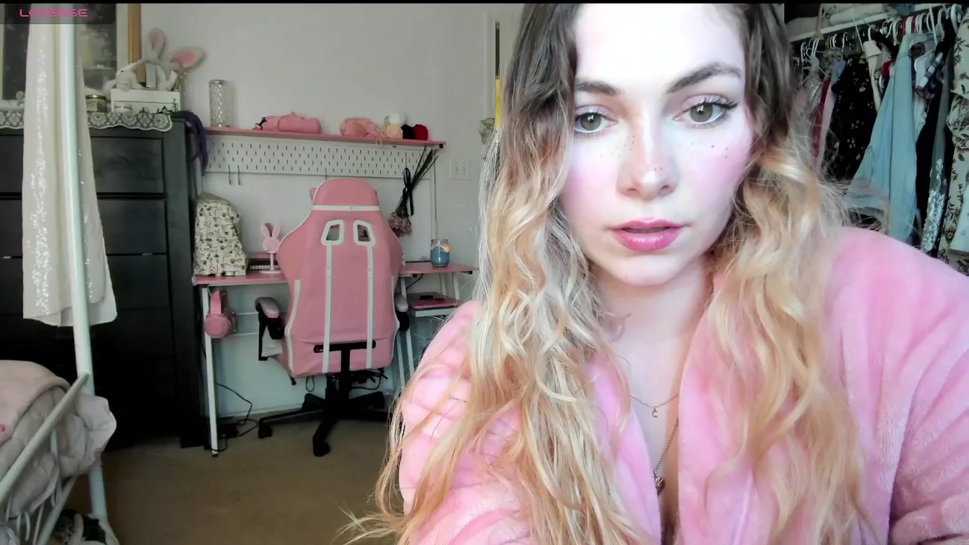 Gallery image thumbnail from lolypopbubble's myfreecams stream on, 04/14/2025, 21:07 image 18 of 20