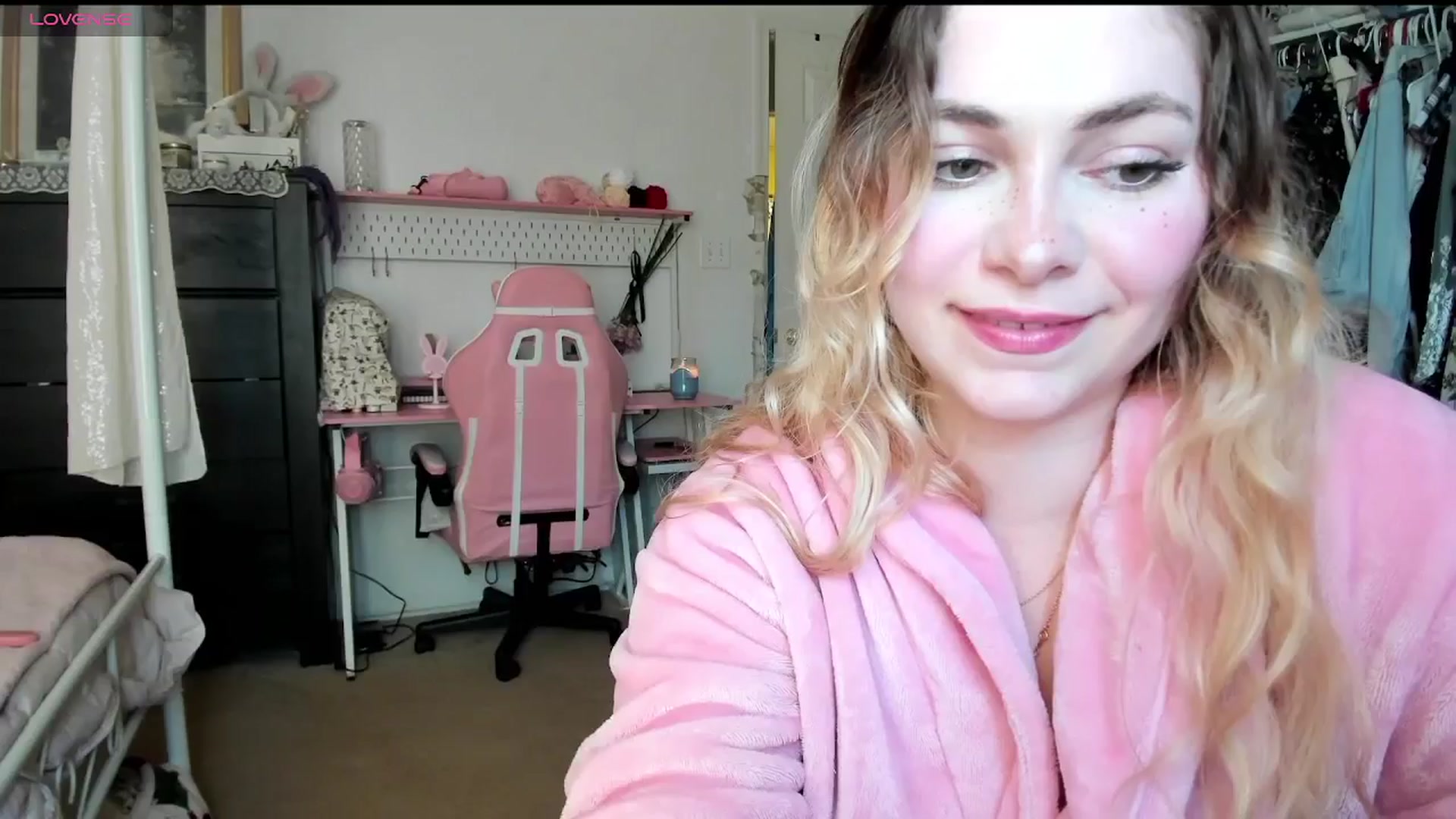 Gallery image thumbnail from lolypopbubble's myfreecams stream on, 04/14/2025, 21:07 image 16 of 20
