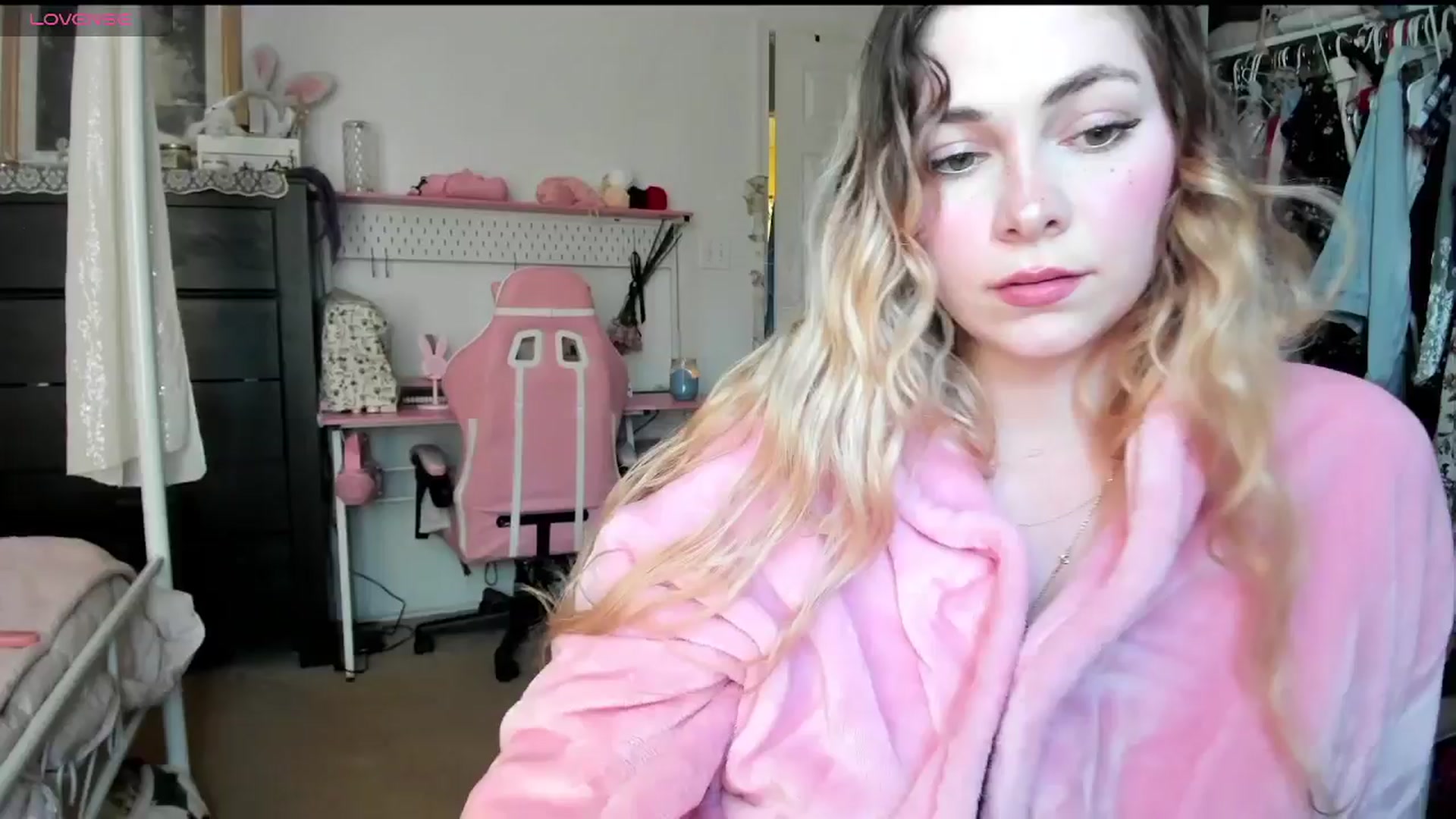 Gallery image thumbnail from lolypopbubble's myfreecams stream on, 04/14/2025, 21:07 image 12 of 20