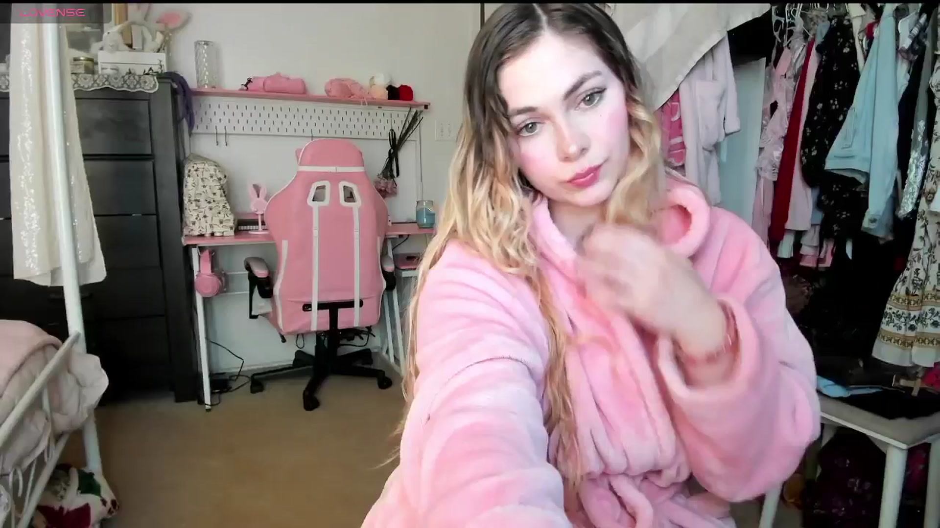 Gallery image thumbnail from lolypopbubble's myfreecams stream on, 04/14/2025, 21:07 image 6 of 20