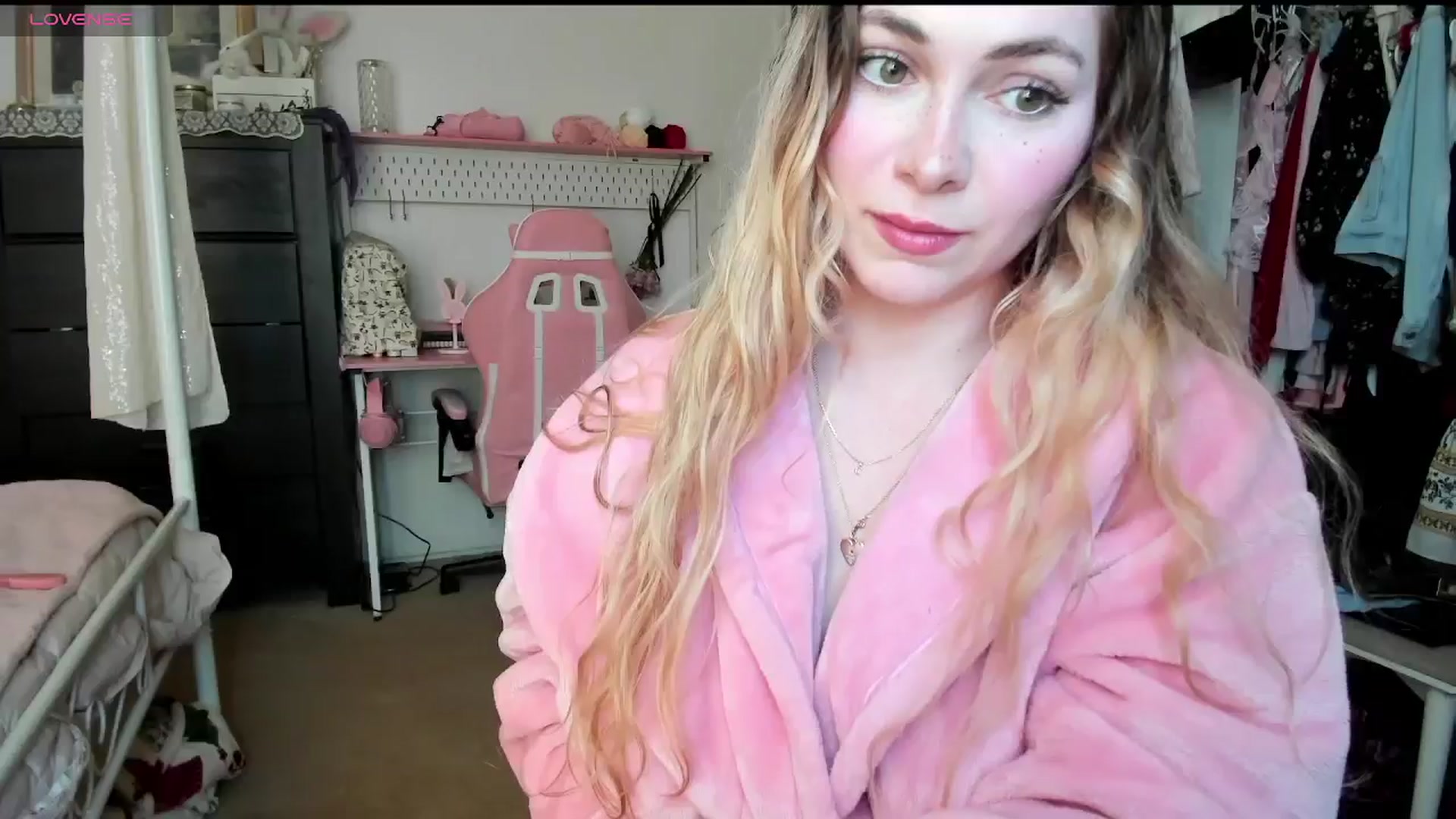 Gallery image thumbnail from lolypopbubble's myfreecams stream on, 04/14/2025, 21:07 image 9 of 20