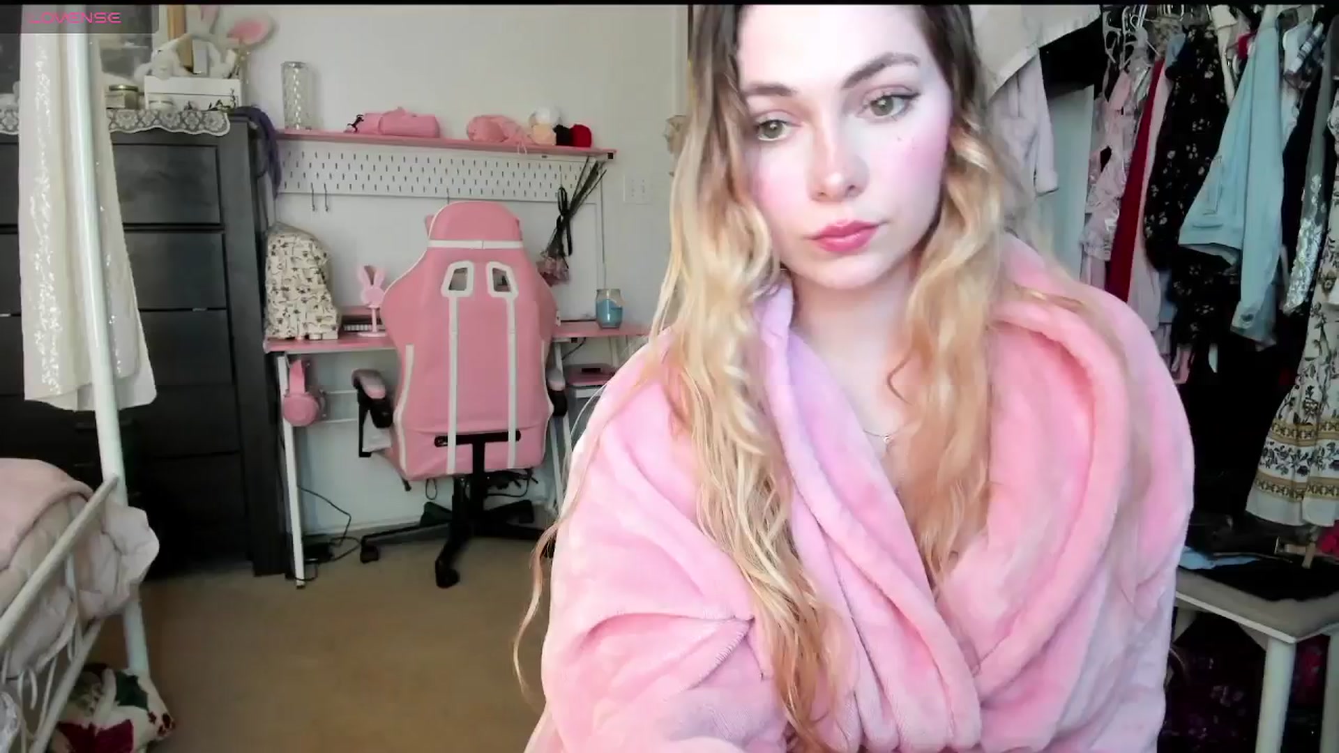 Gallery image thumbnail from lolypopbubble's myfreecams stream on, 04/14/2025, 21:07 image 3 of 20