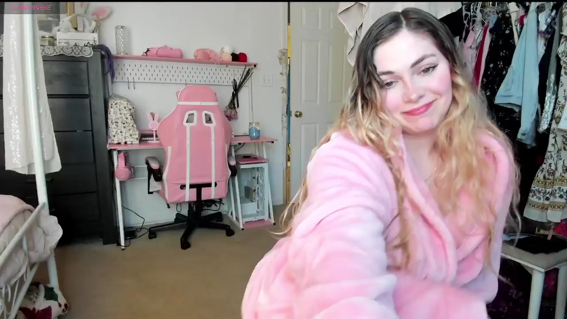Gallery image thumbnail from lolypopbubble's myfreecams stream on, 04/14/2025, 21:07 image 5 of 20