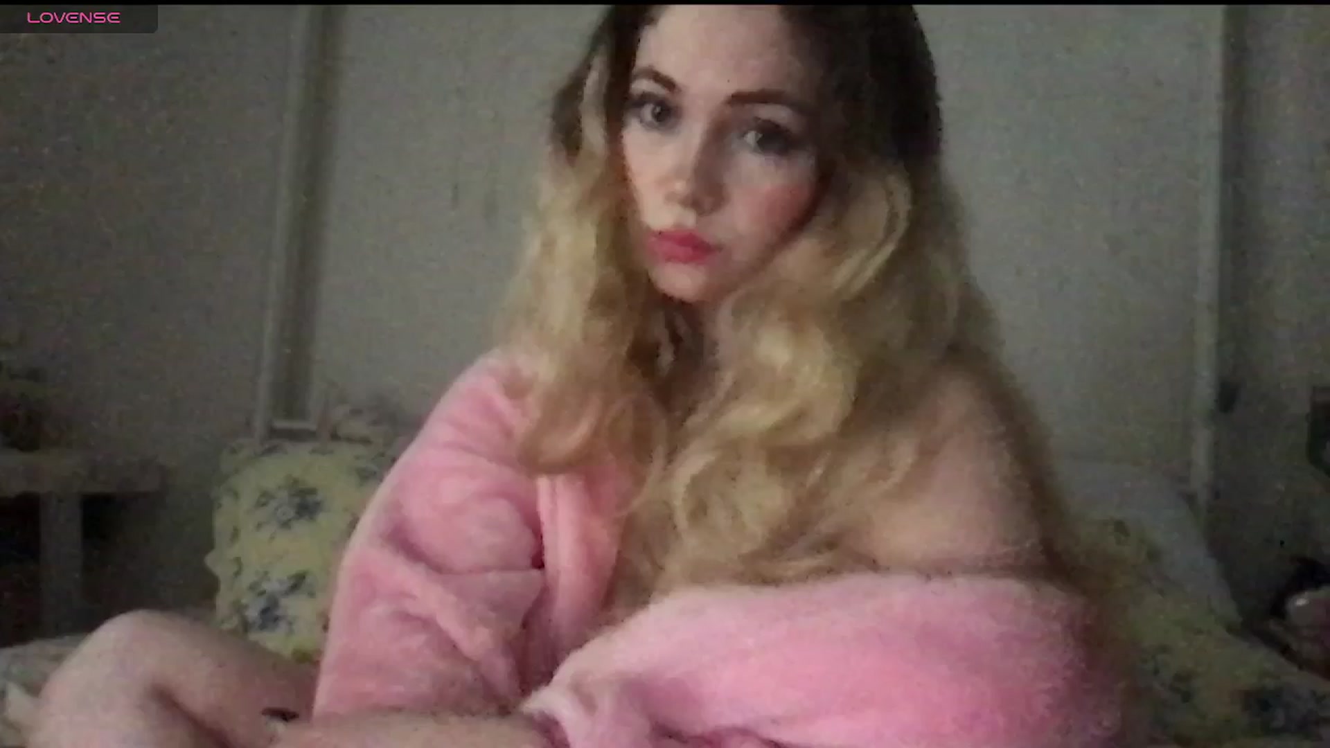 Gallery image thumbnail from lolypopbubble's myfreecams stream on, 04/15/2025, 22:31 image 8 of 20