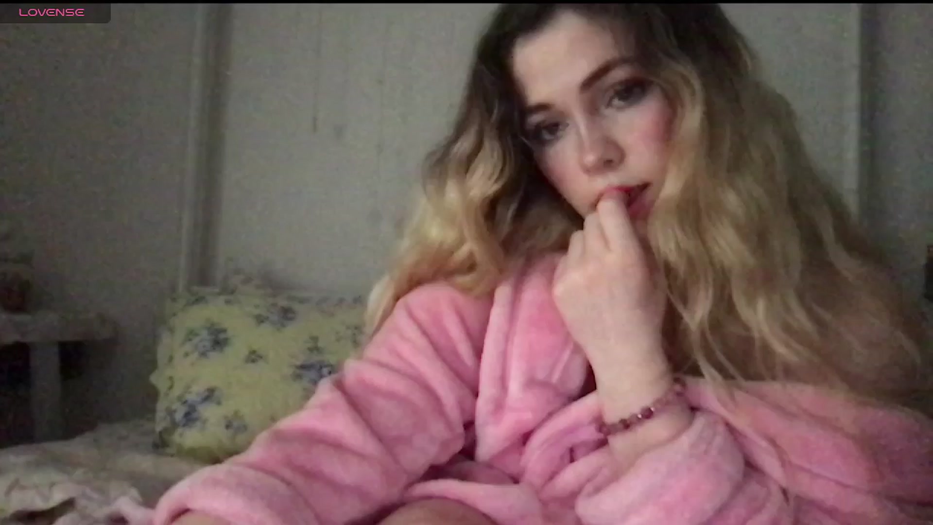Gallery image thumbnail from lolypopbubble's myfreecams stream on, 04/15/2025, 22:31 image 1 of 20