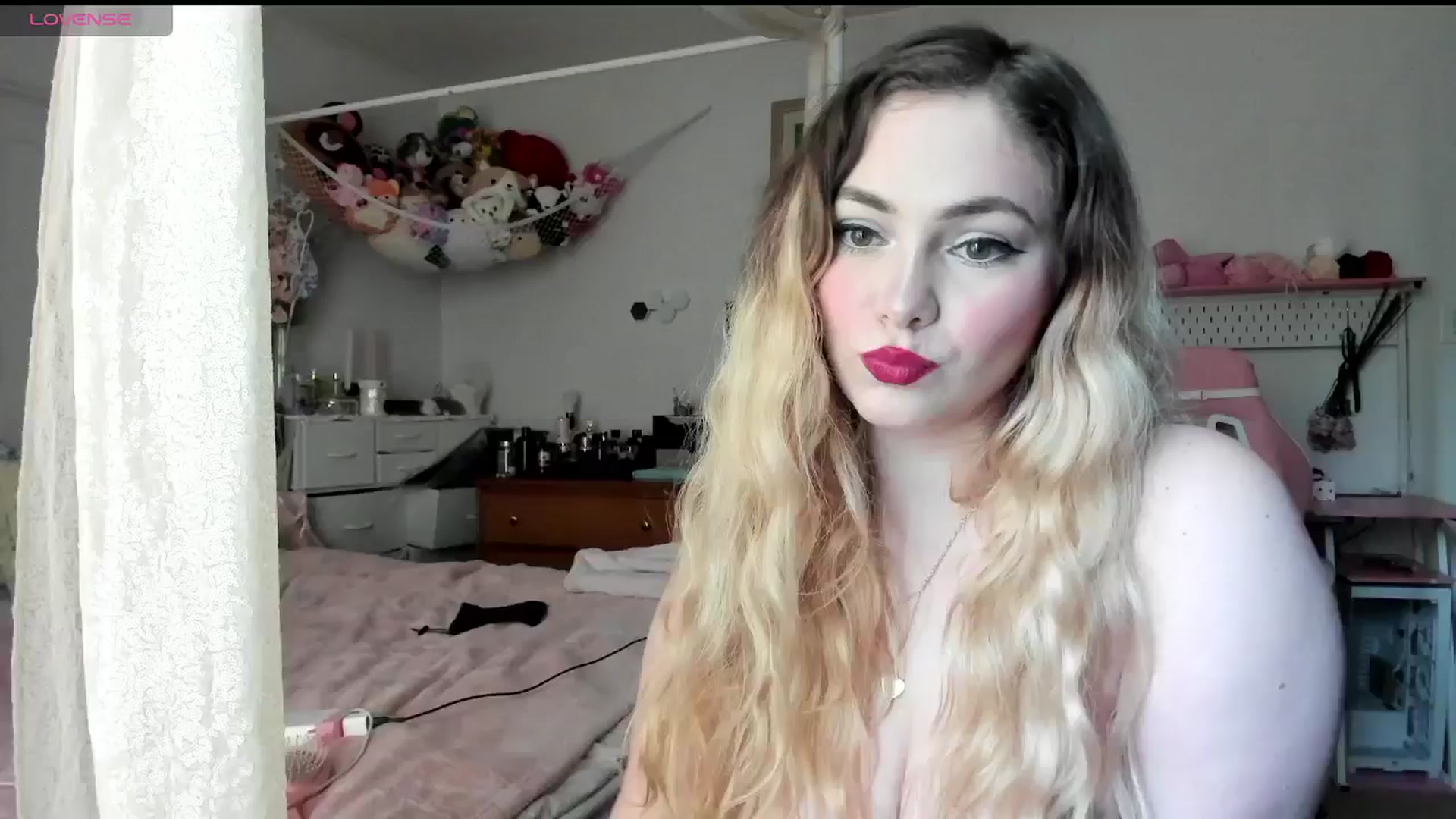 Gallery image thumbnail from lolypopbubble's myfreecams stream on, 04/22/2025, 17:41 image 12 of 20