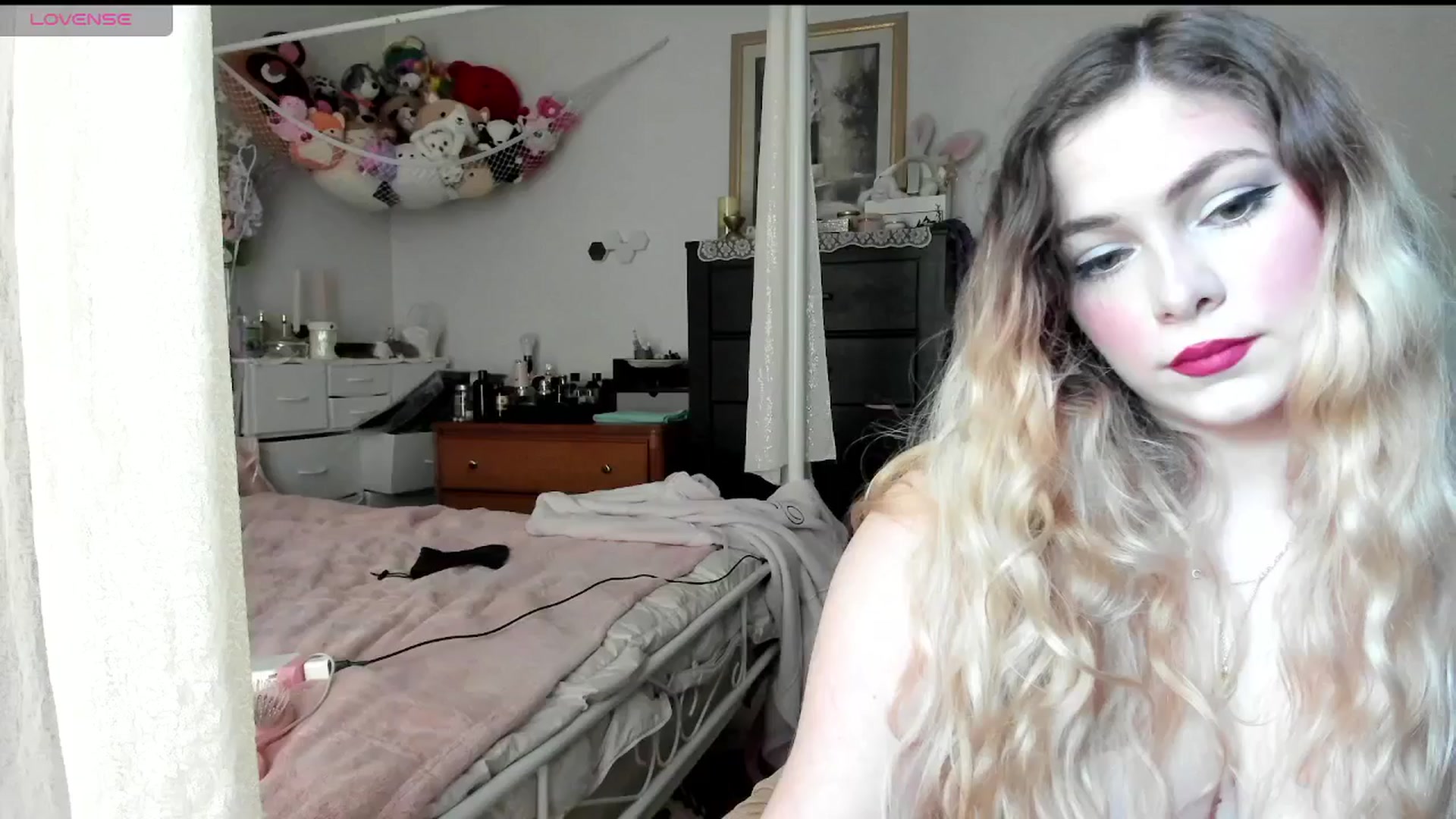 Gallery image thumbnail from lolypopbubble's myfreecams stream on, 04/22/2025, 17:41 image 17 of 20