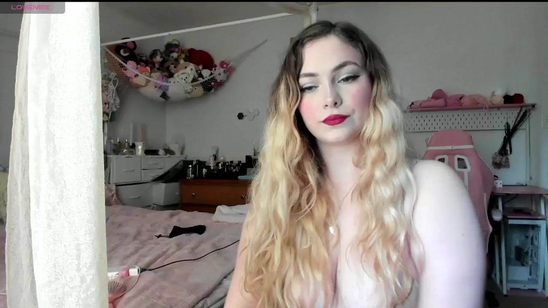 Gallery image thumbnail from lolypopbubble's myfreecams stream on, 04/22/2025, 17:41 image 13 of 20