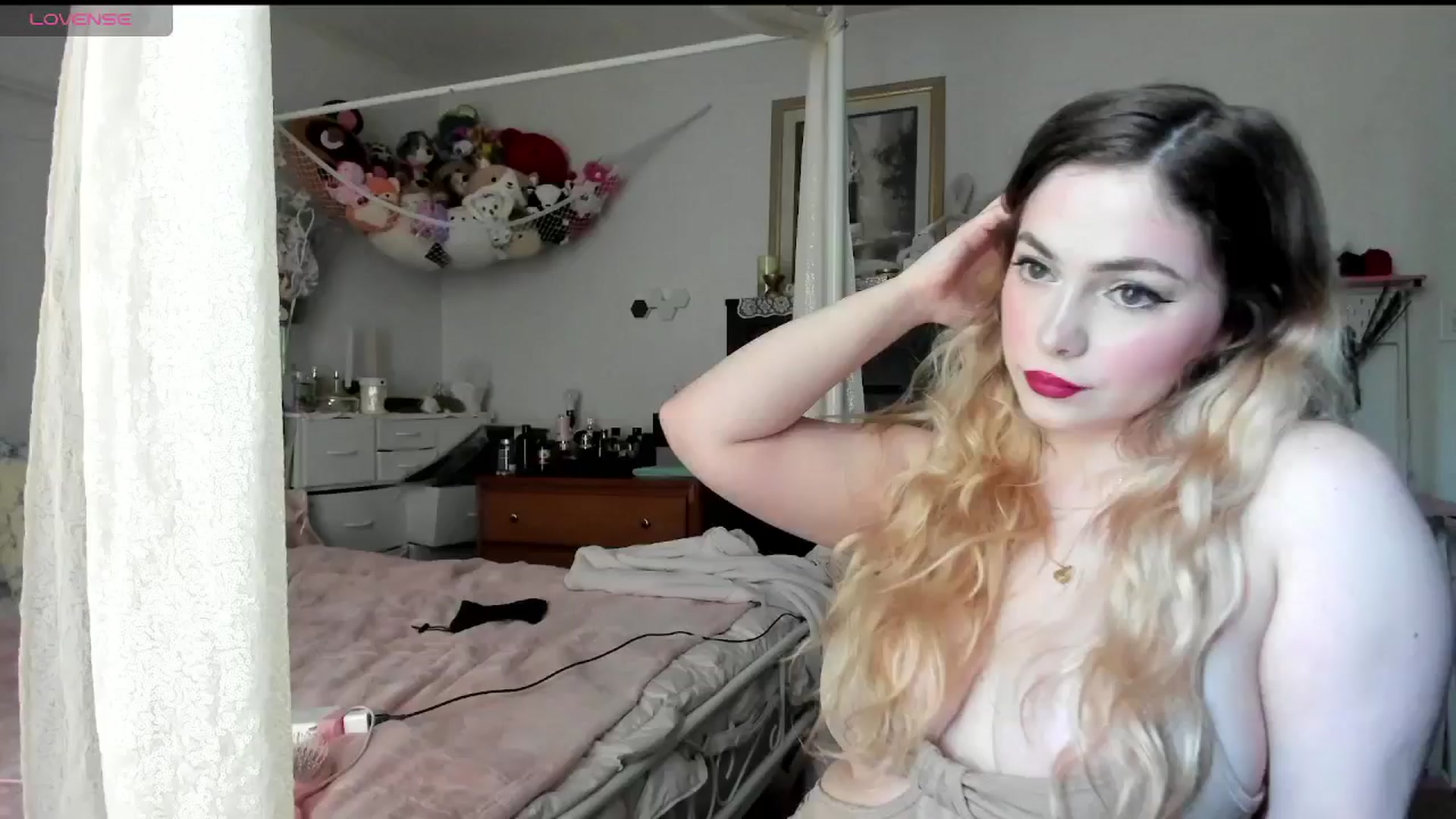 Gallery image thumbnail from lolypopbubble's myfreecams stream on, 04/22/2025, 17:41 image 1 of 20