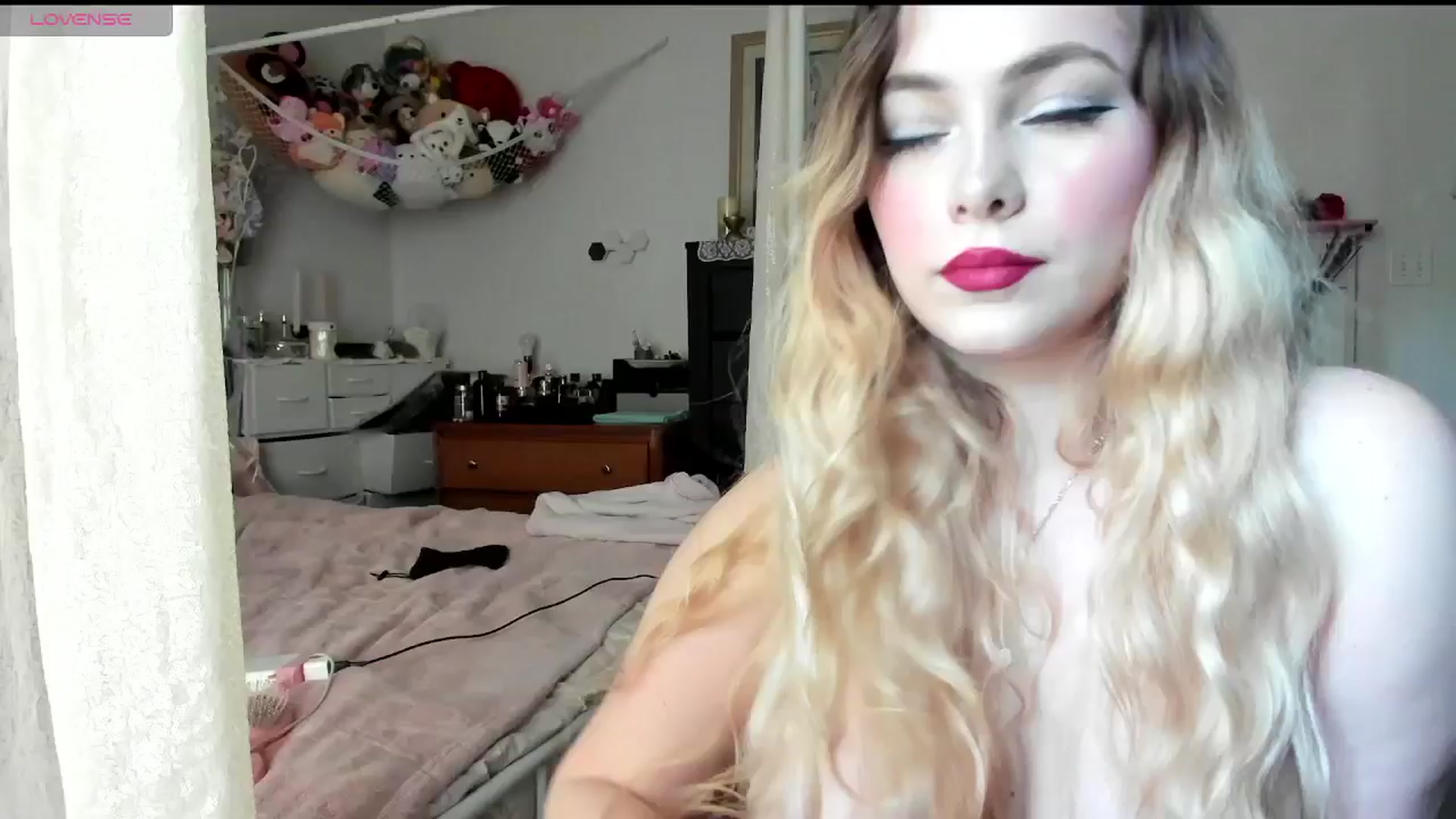 Gallery image thumbnail from lolypopbubble's myfreecams stream on, 04/22/2025, 17:41 image 18 of 20