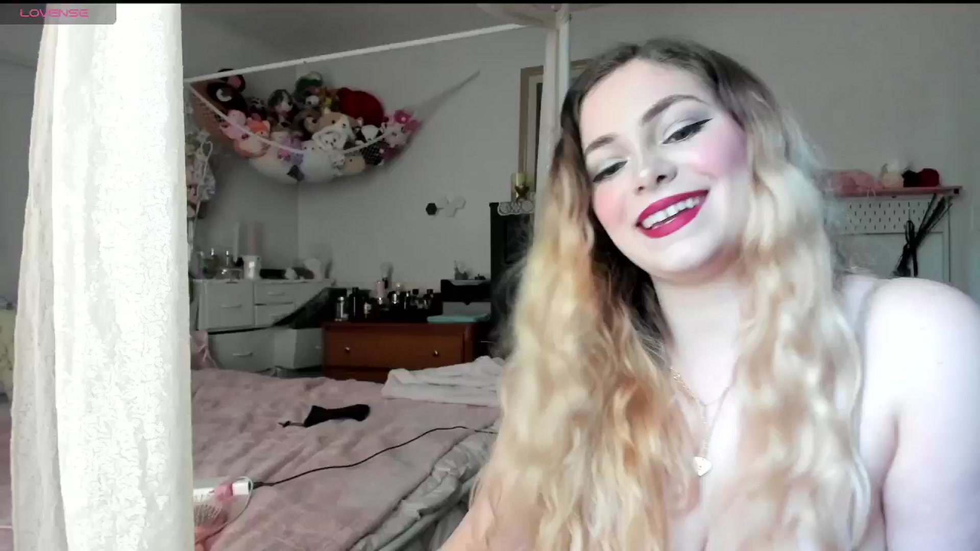 Gallery image thumbnail from lolypopbubble's myfreecams stream on, 04/22/2025, 17:41 image 9 of 20