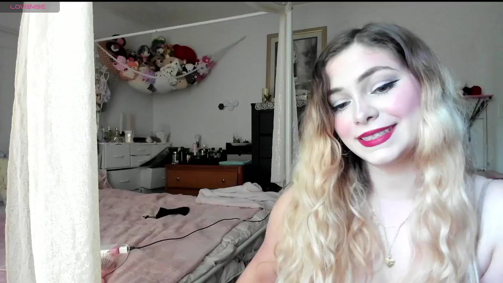 Gallery image thumbnail from lolypopbubble's myfreecams stream on, 04/22/2025, 17:41 image 7 of 20