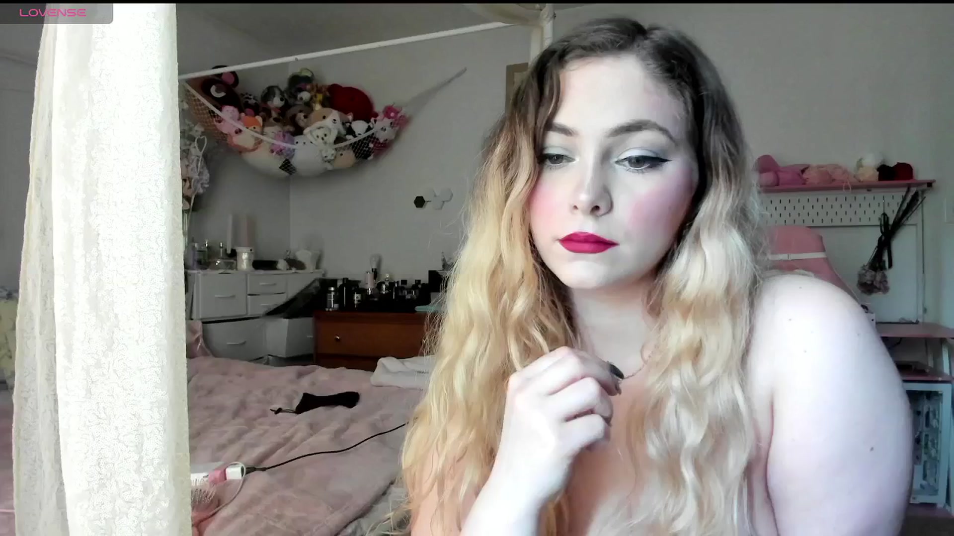 Gallery image thumbnail from lolypopbubble's myfreecams stream on, 04/22/2025, 17:41 image 3 of 20