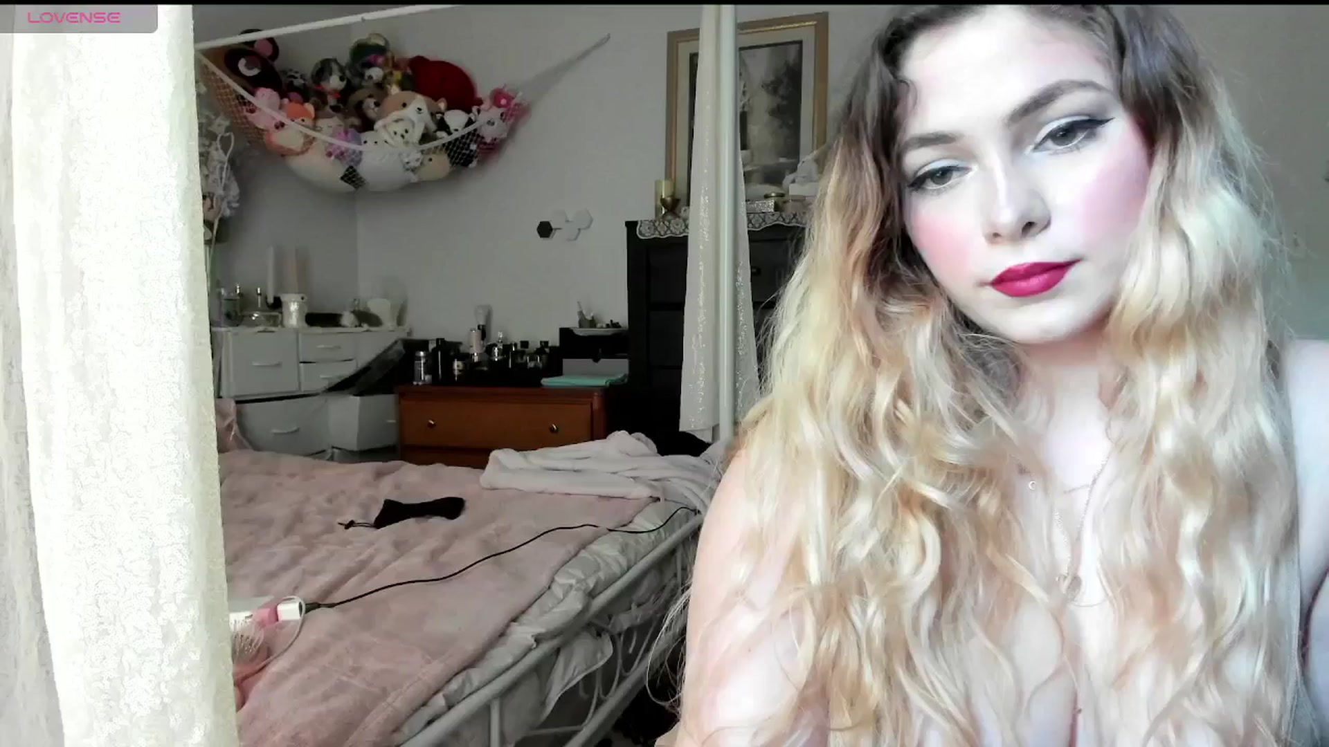 Gallery image thumbnail from lolypopbubble's myfreecams stream on, 04/22/2025, 17:41 image 16 of 20