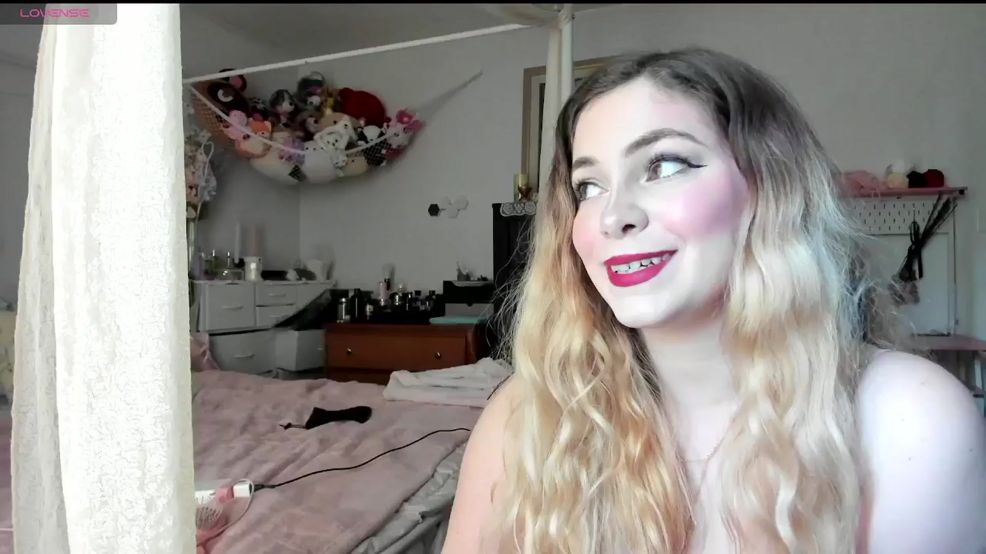 Gallery image thumbnail from lolypopbubble's myfreecams stream on, 04/22/2025, 17:41 image 8 of 20
