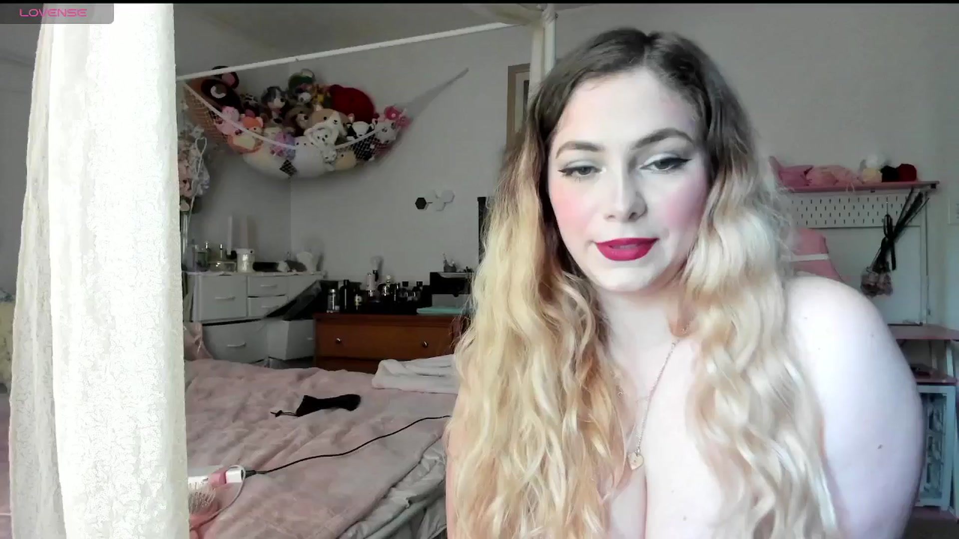 Gallery image thumbnail from lolypopbubble's myfreecams stream on, 04/22/2025, 17:41 image 11 of 20
