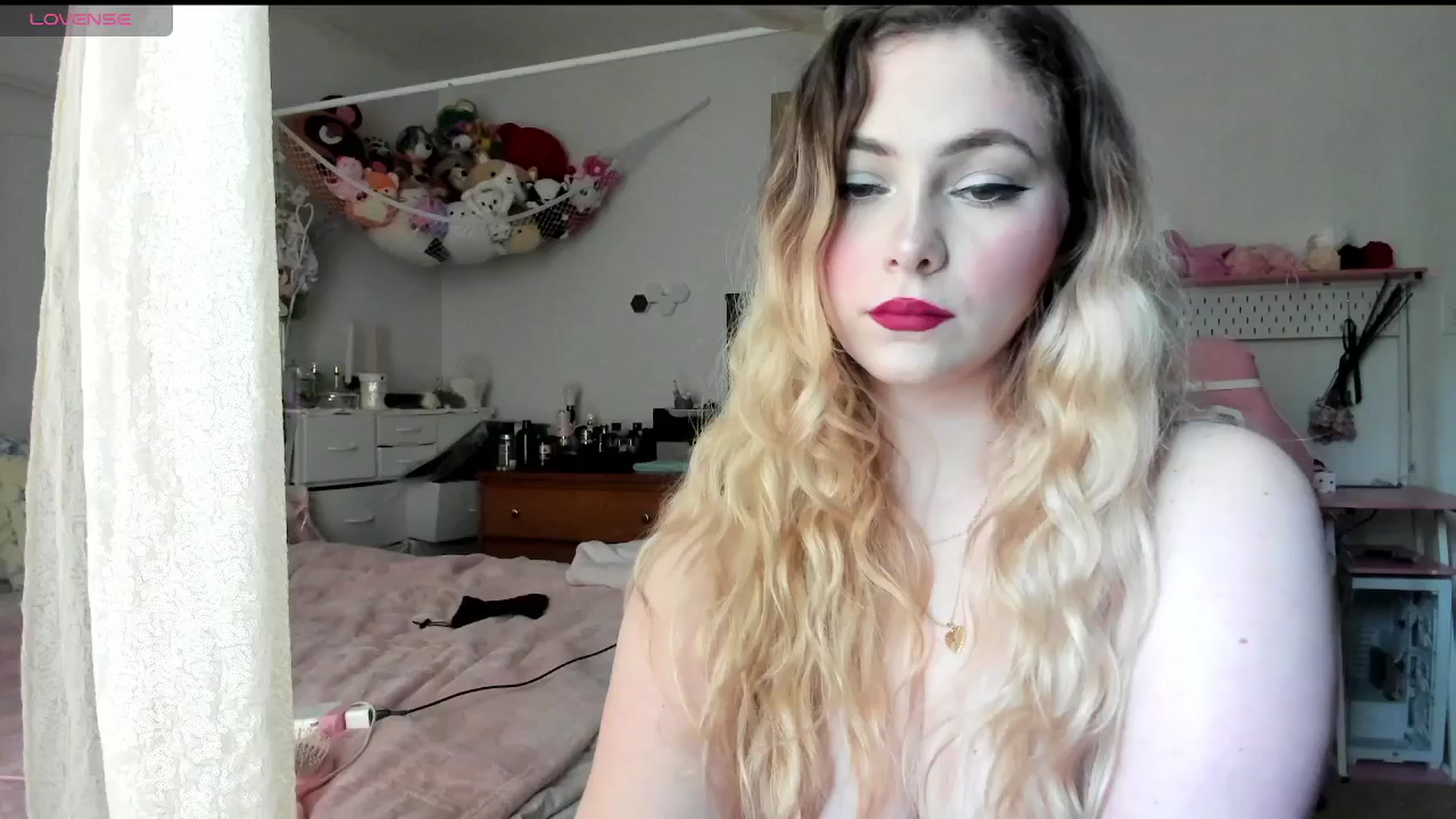 Gallery image thumbnail from lolypopbubble's myfreecams stream on, 04/22/2025, 17:41 image 2 of 20