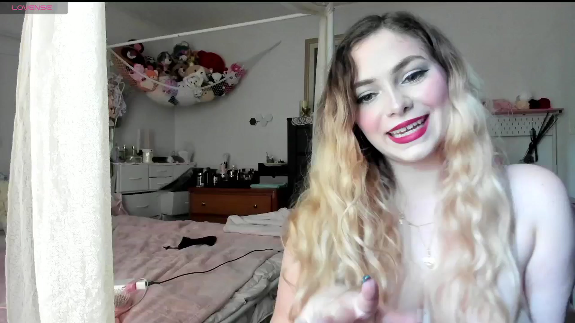 Gallery image thumbnail from lolypopbubble's myfreecams stream on, 04/22/2025, 17:41 image 6 of 20