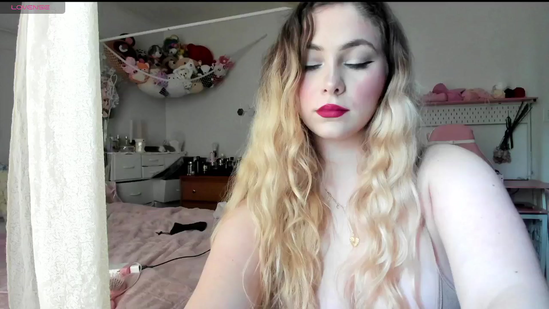 Gallery image thumbnail from lolypopbubble's myfreecams stream on, 04/22/2025, 17:41 image 4 of 20