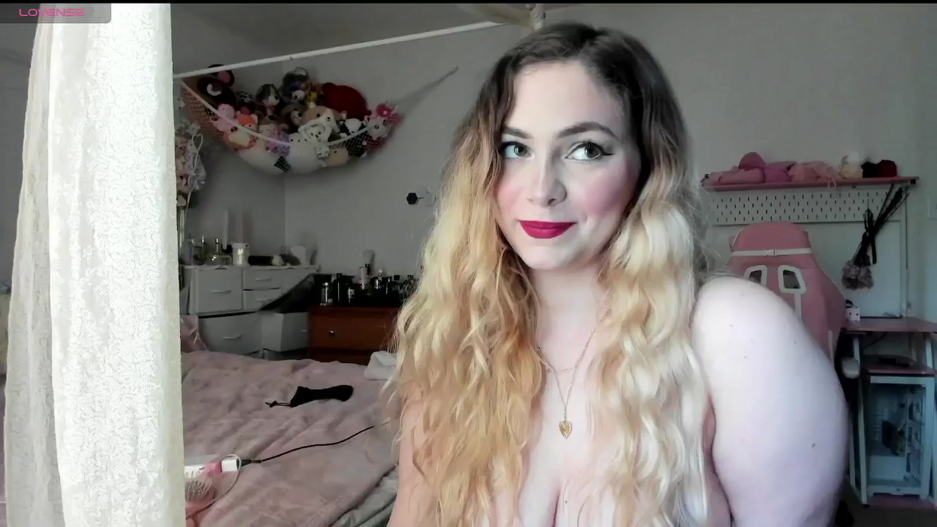 Gallery image thumbnail from lolypopbubble's myfreecams stream on, 04/22/2025, 17:41 image 5 of 20