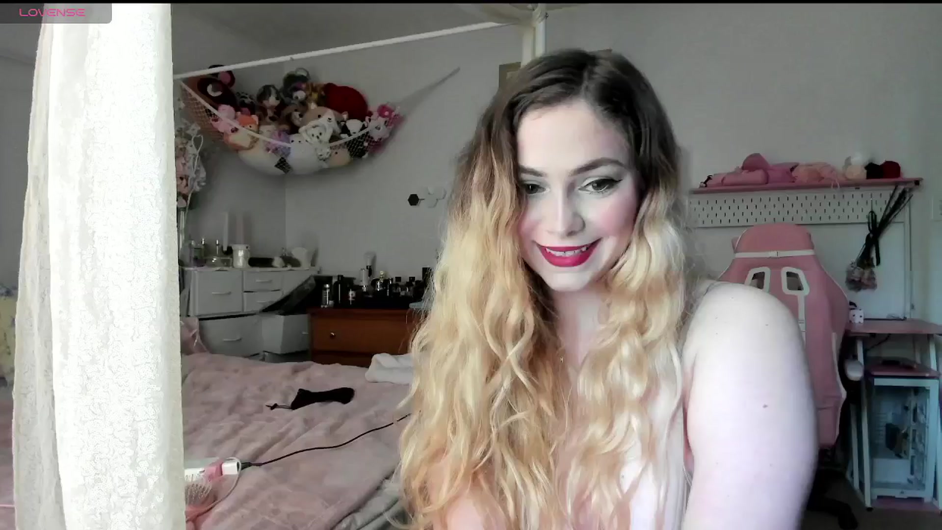 Gallery image thumbnail from lolypopbubble's myfreecams stream on, 04/22/2025, 17:41 image 10 of 20