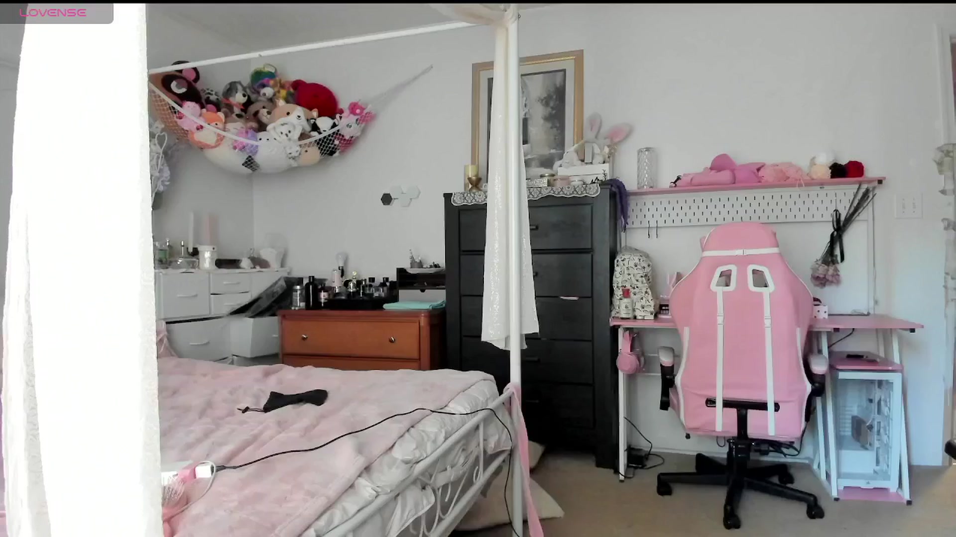 Gallery image thumbnail from lolypopbubble's myfreecams stream on, 04/22/2025, 18:42 image 20 of 20