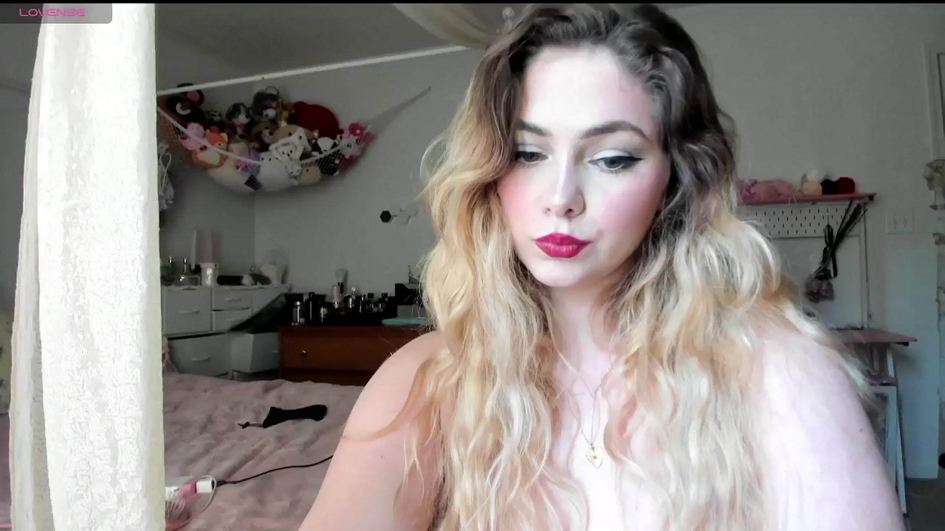 Gallery image thumbnail from lolypopbubble's myfreecams stream on, 04/22/2025, 18:42 image 8 of 20
