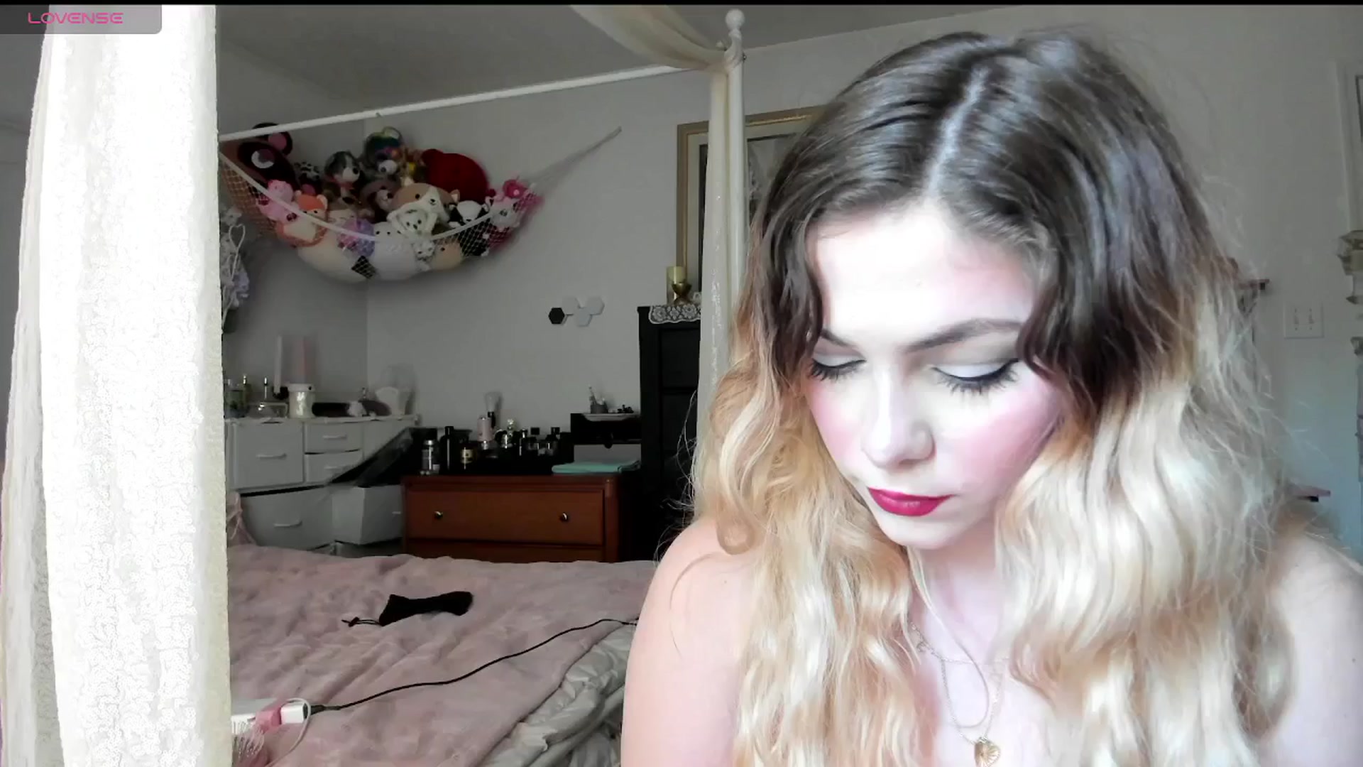Gallery image thumbnail from lolypopbubble's myfreecams stream on, 04/22/2025, 18:42 image 1 of 20