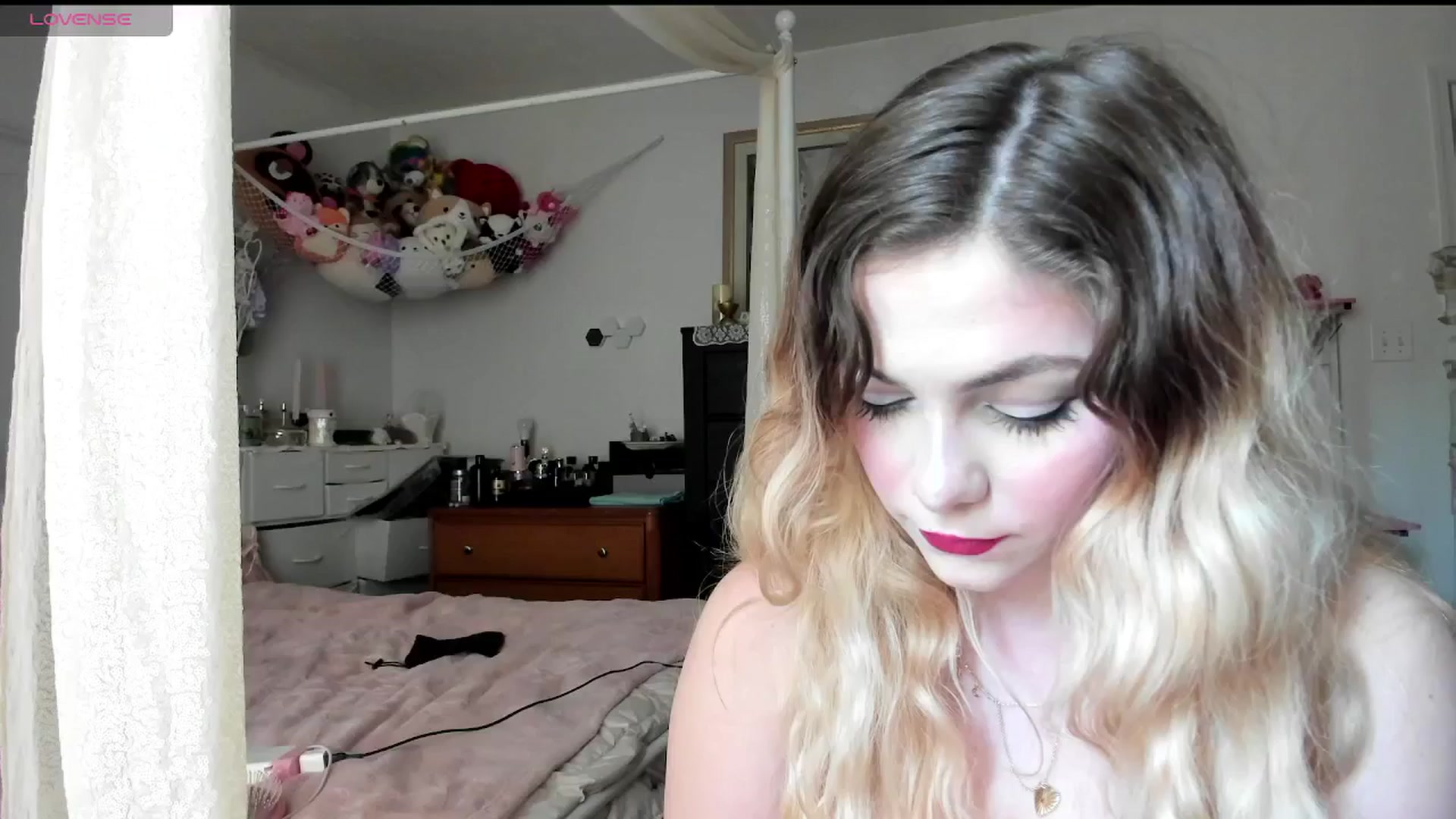 Gallery image thumbnail from lolypopbubble's myfreecams stream on, 04/22/2025, 18:42 image 2 of 20