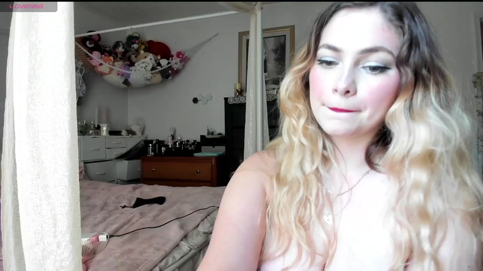 Gallery image thumbnail from lolypopbubble's myfreecams stream on, 04/22/2025, 18:42 image 18 of 20