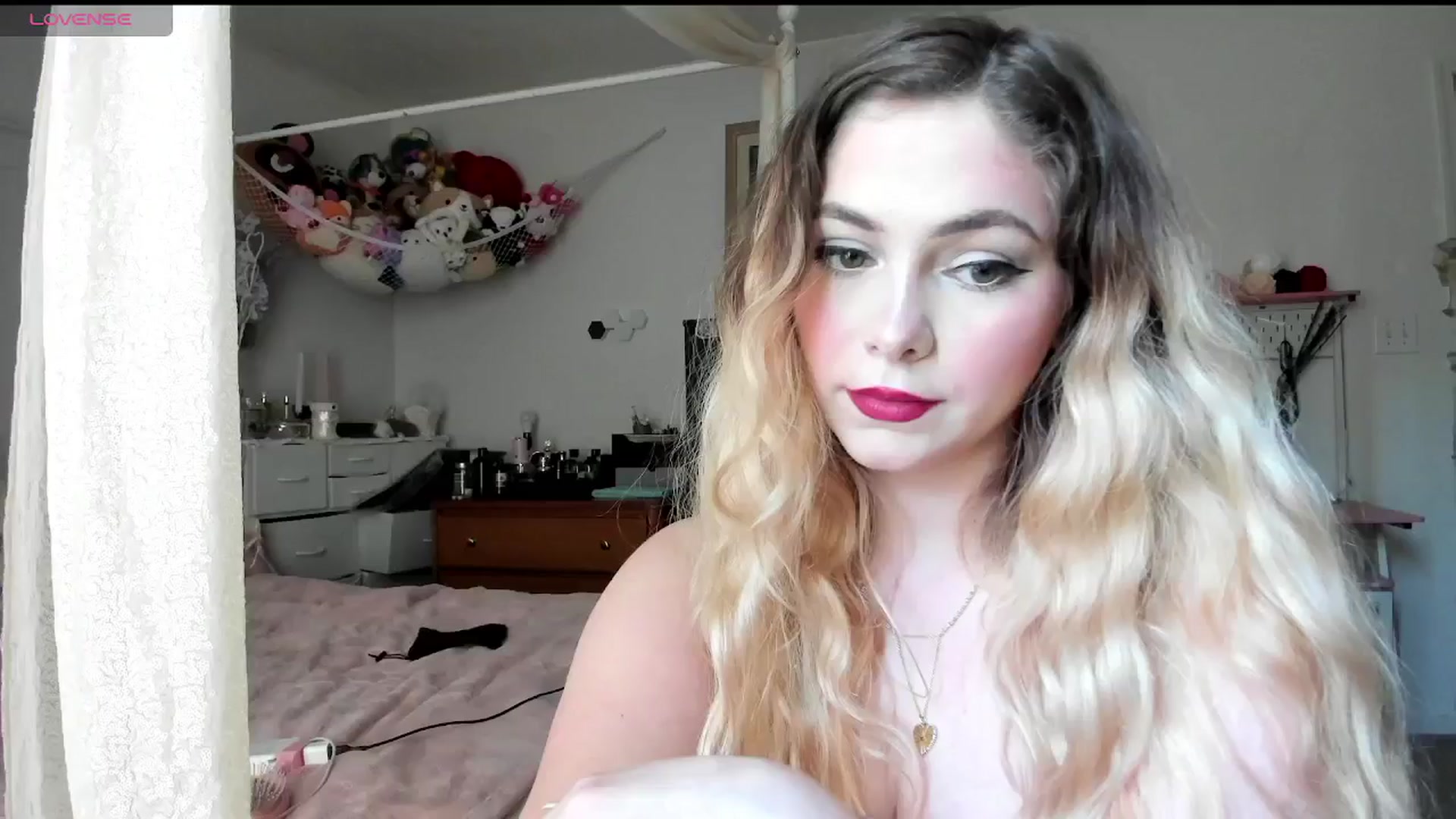 Gallery image thumbnail from lolypopbubble's myfreecams stream on, 04/22/2025, 18:42 image 4 of 20