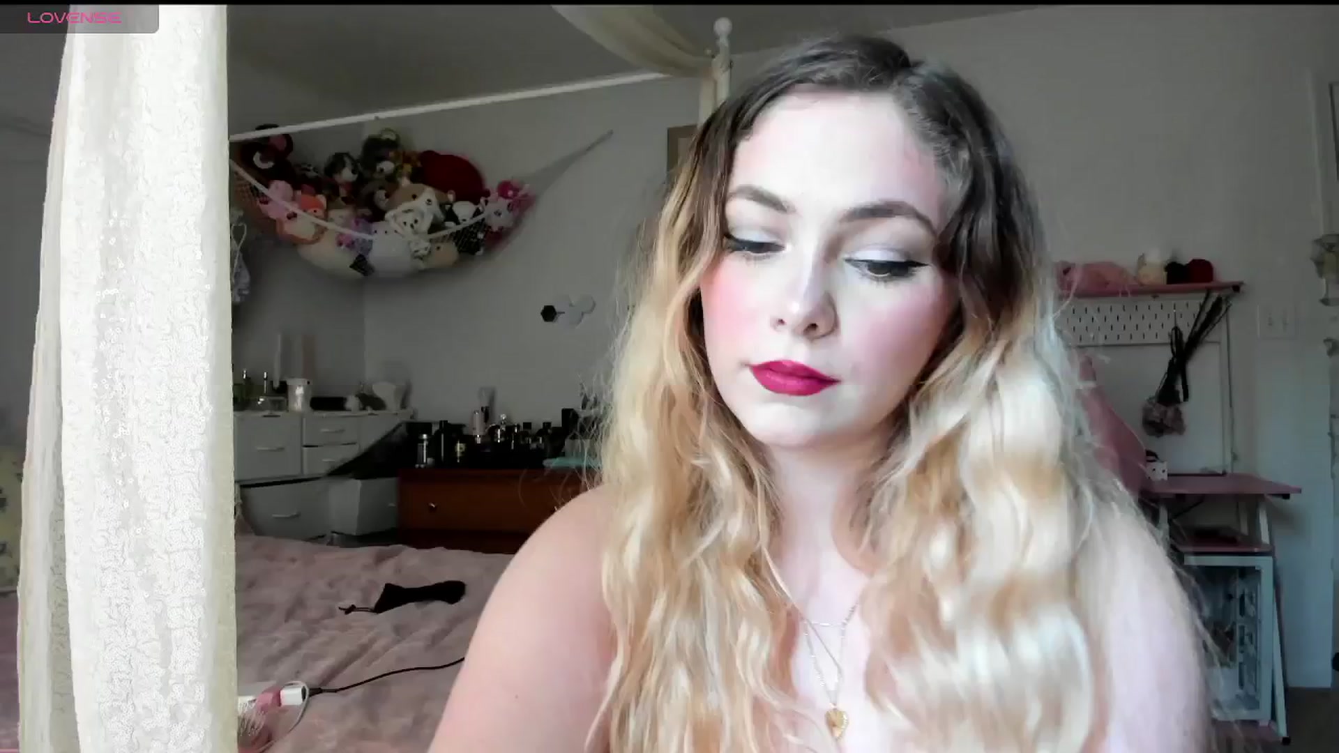 Gallery image thumbnail from lolypopbubble's myfreecams stream on, 04/22/2025, 18:42 image 6 of 20
