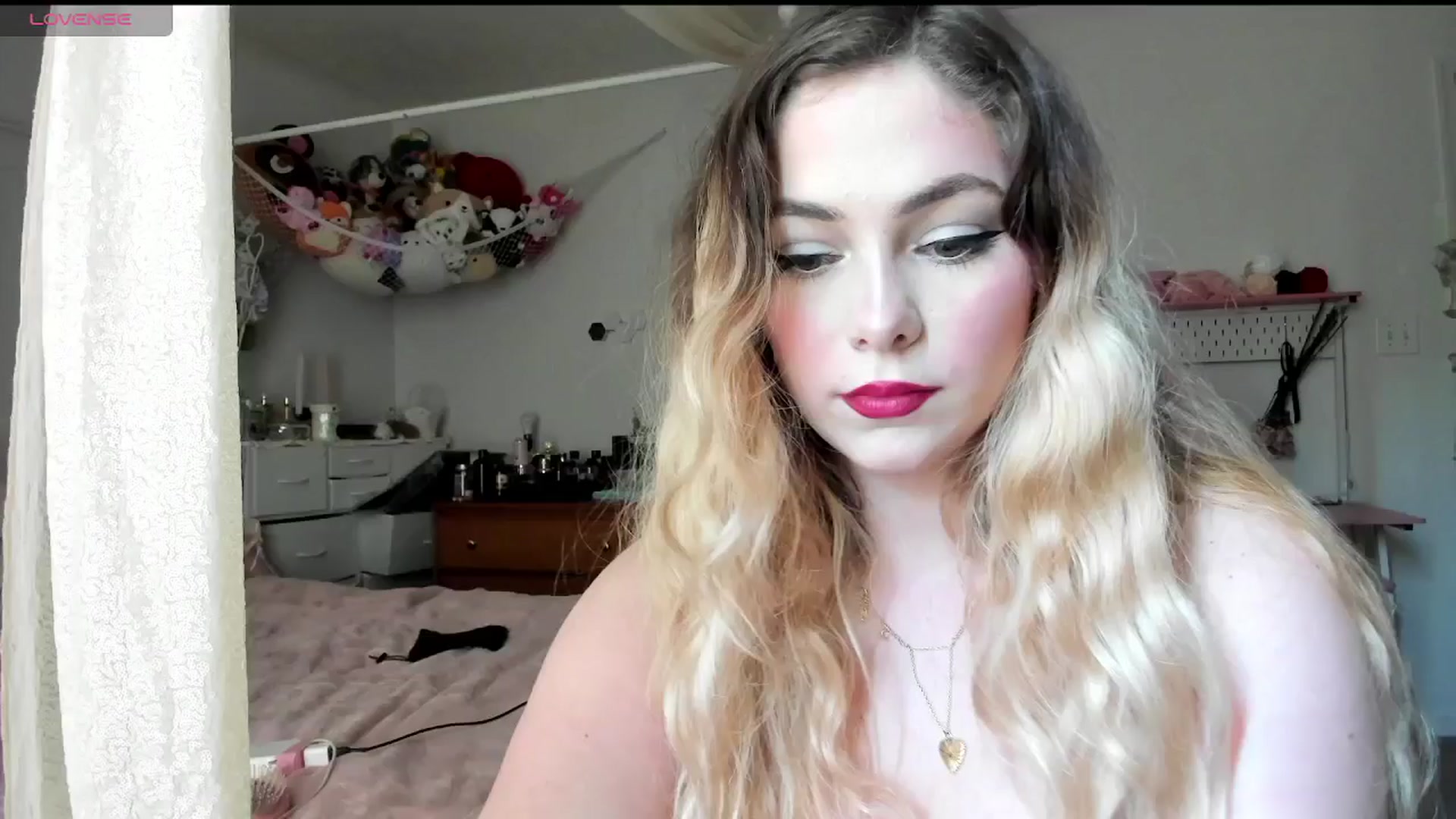 Gallery image thumbnail from lolypopbubble's myfreecams stream on, 04/22/2025, 18:42 image 5 of 20