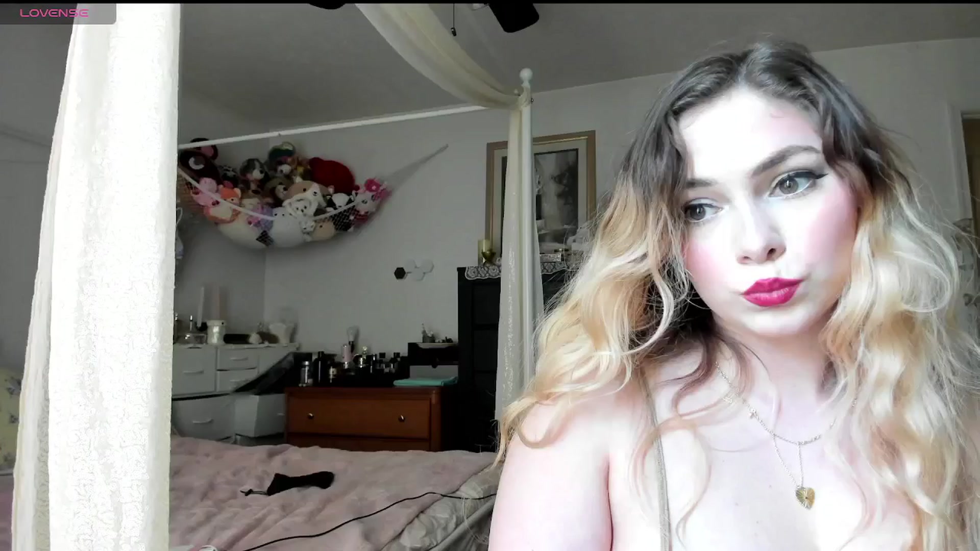 Gallery image thumbnail from lolypopbubble's myfreecams stream on, 04/22/2025, 18:42 image 17 of 20