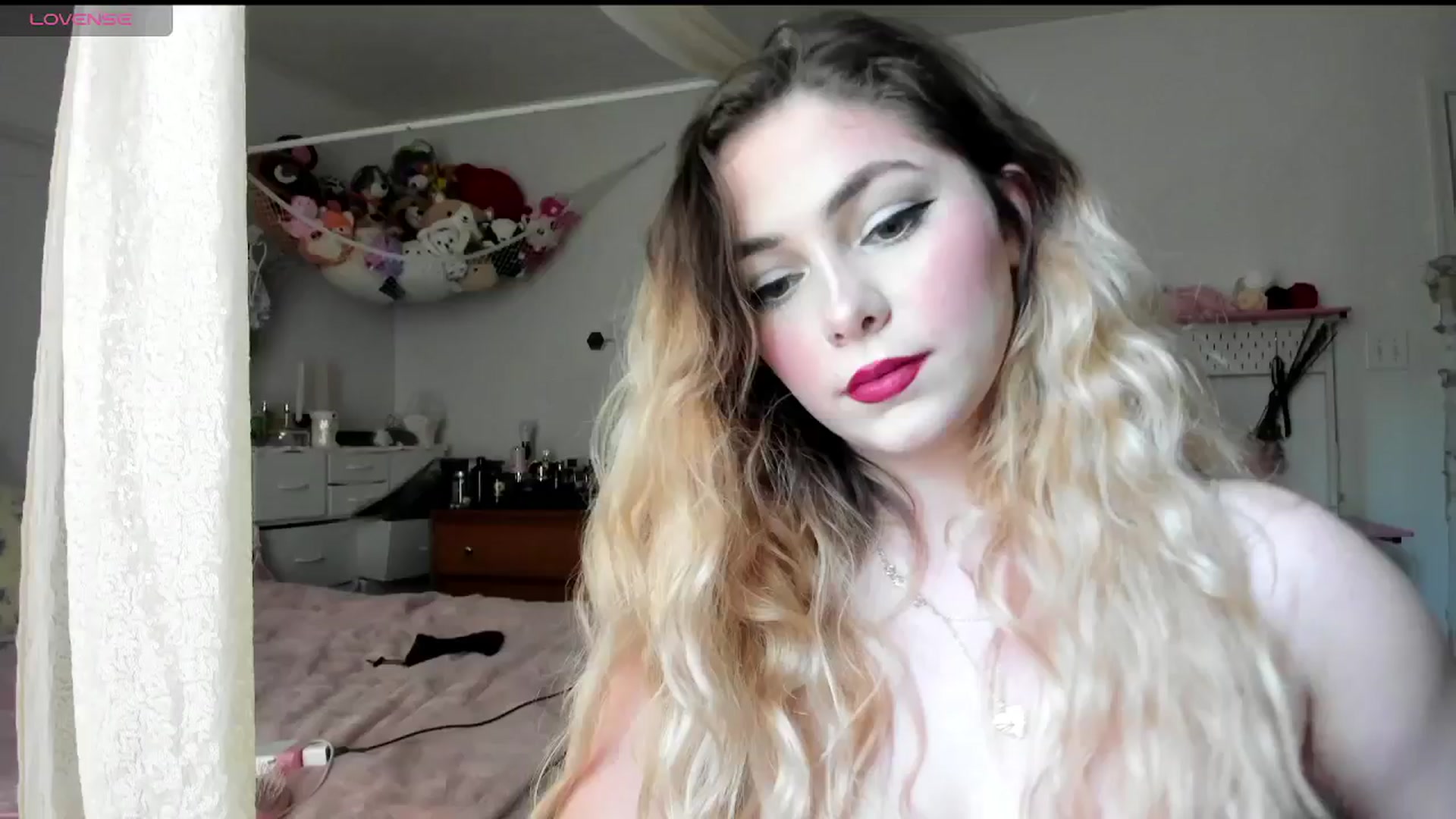 Gallery image thumbnail from lolypopbubble's myfreecams stream on, 04/22/2025, 18:42 image 9 of 20