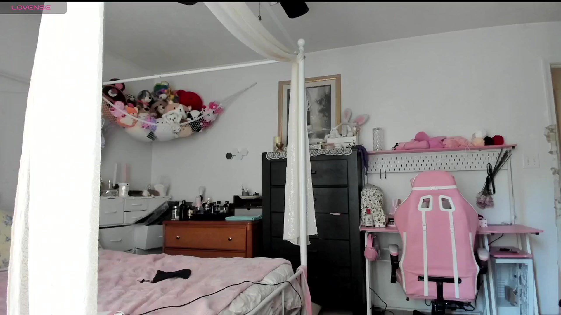 Gallery image thumbnail from lolypopbubble's myfreecams stream on, 04/22/2025, 18:42 image 16 of 20