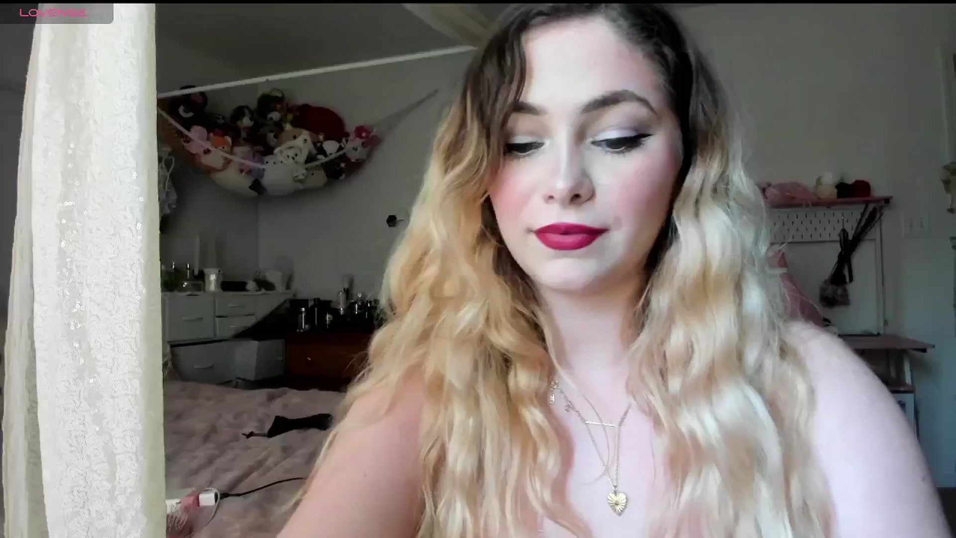 Gallery image thumbnail from lolypopbubble's myfreecams stream on, 04/22/2025, 18:42 image 3 of 20