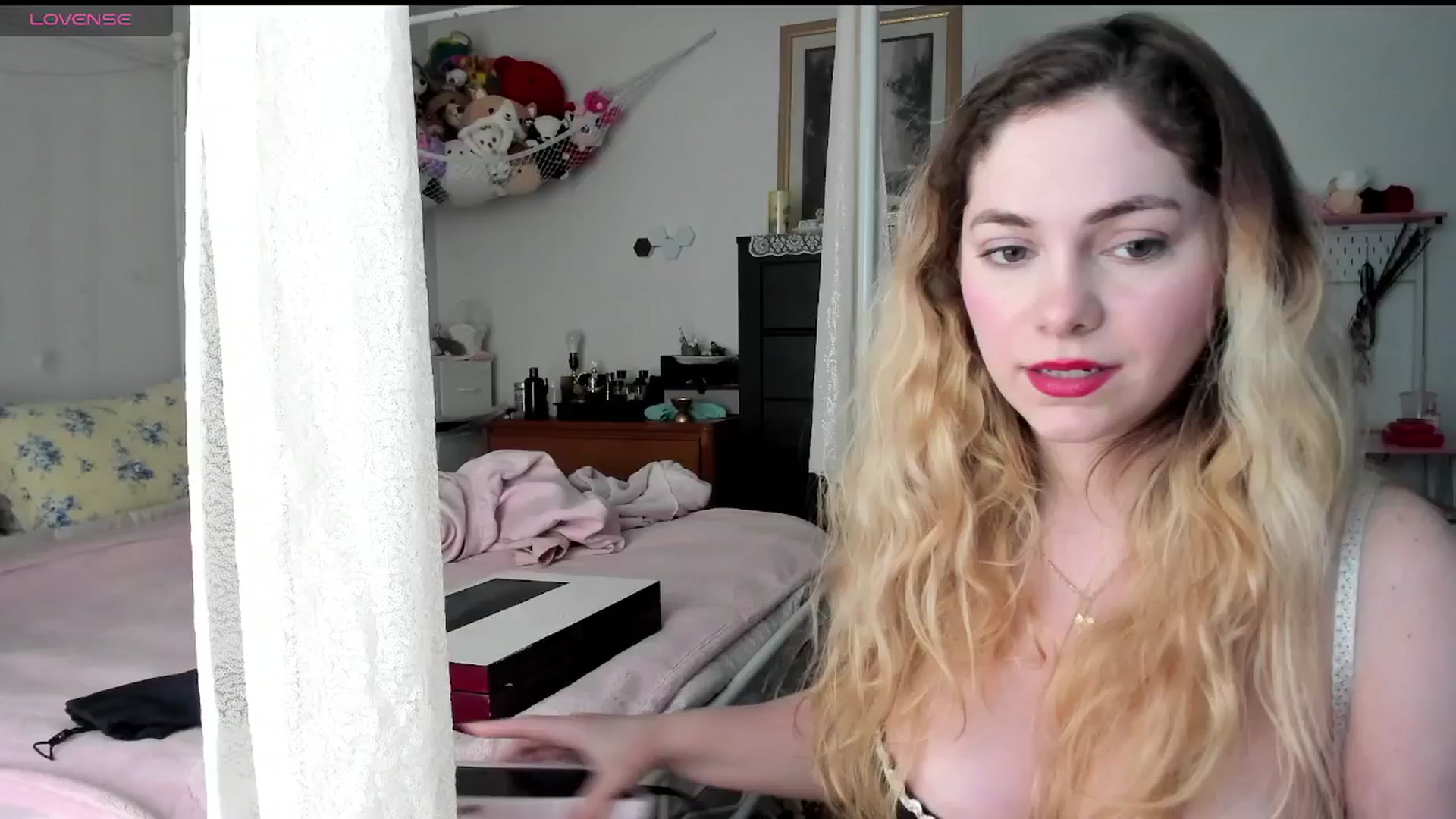 Gallery image thumbnail from lolypopbubble's myfreecams stream on, 04/24/2025, 20:53 image 2 of 20