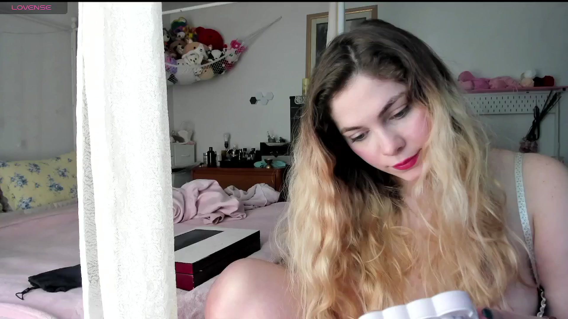 Gallery image thumbnail from lolypopbubble's myfreecams stream on, 04/24/2025, 20:53 image 4 of 20