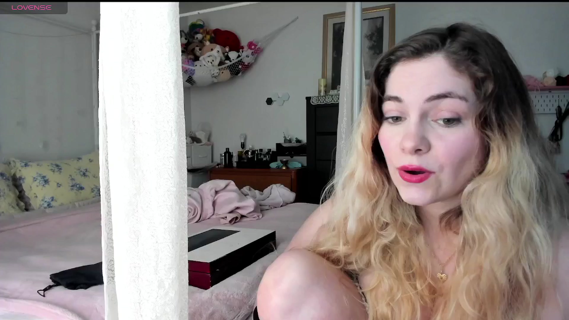 Gallery image thumbnail from lolypopbubble's myfreecams stream on, 04/24/2025, 20:53 image 7 of 20